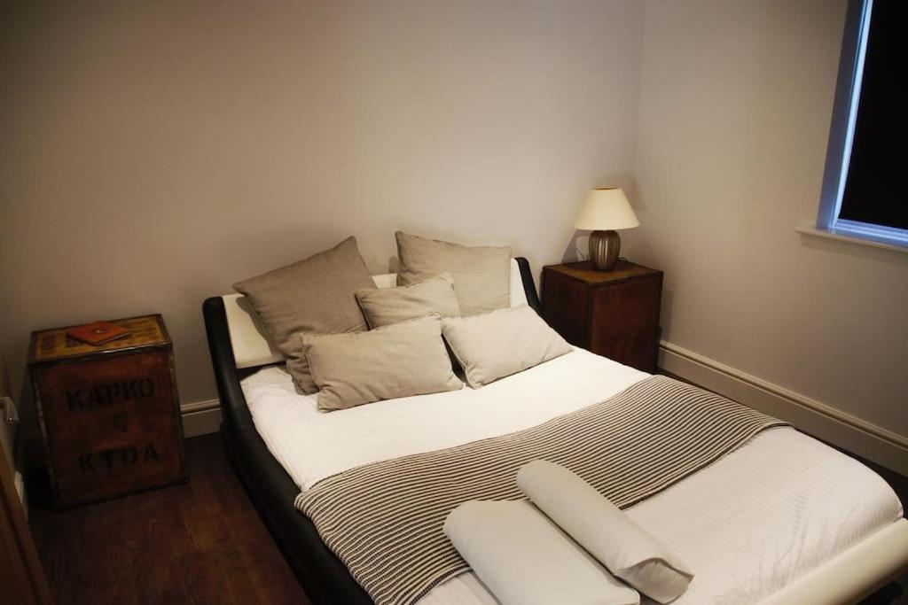 Six-Bedroom House photo 1
