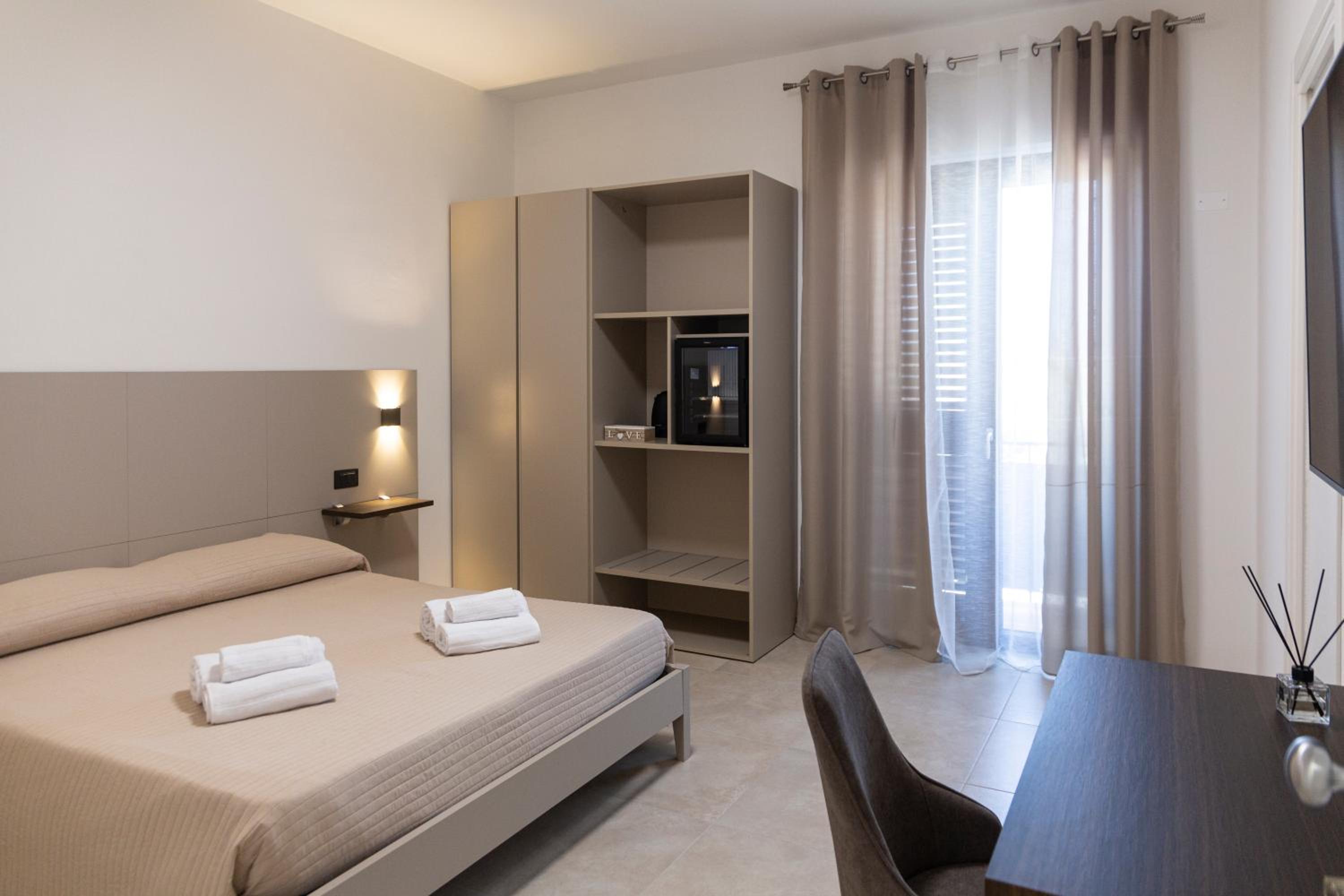Deluxe Double Room with Balcony photo 3