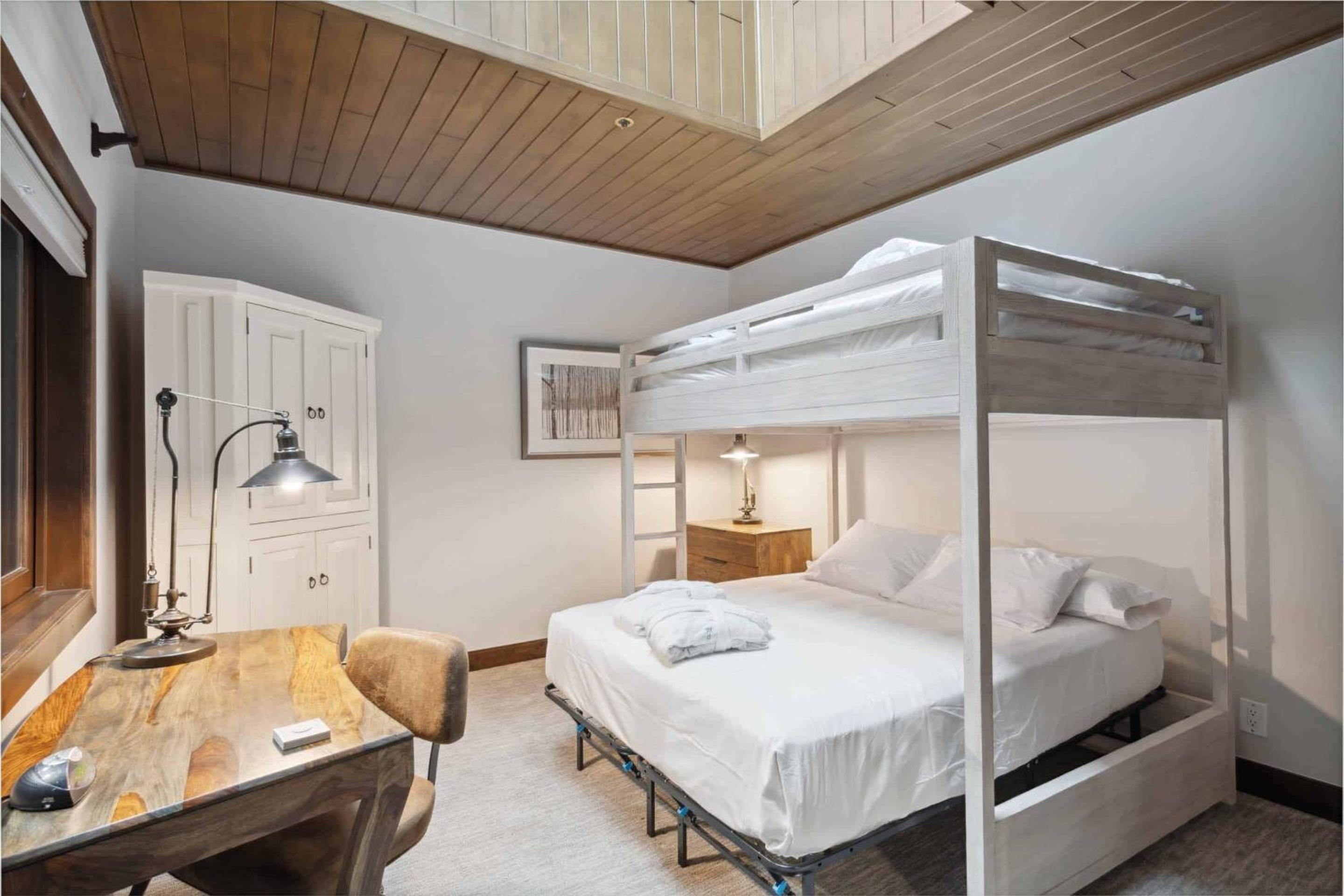 Three-Bedroom Apartment with Mountain View photo 2