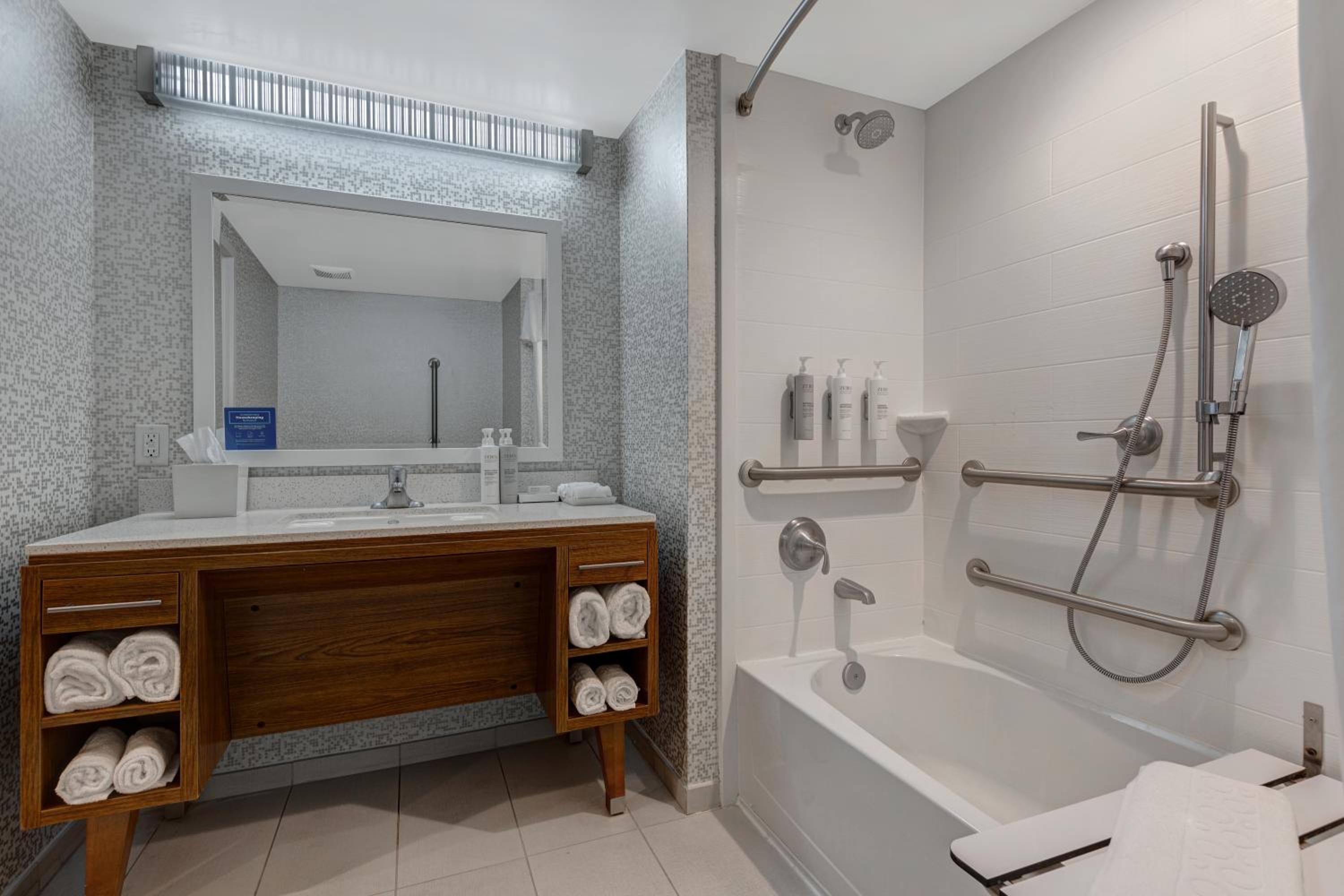 One-Bedroom King Suite with Bath Tub - Disability Access - Photo 2