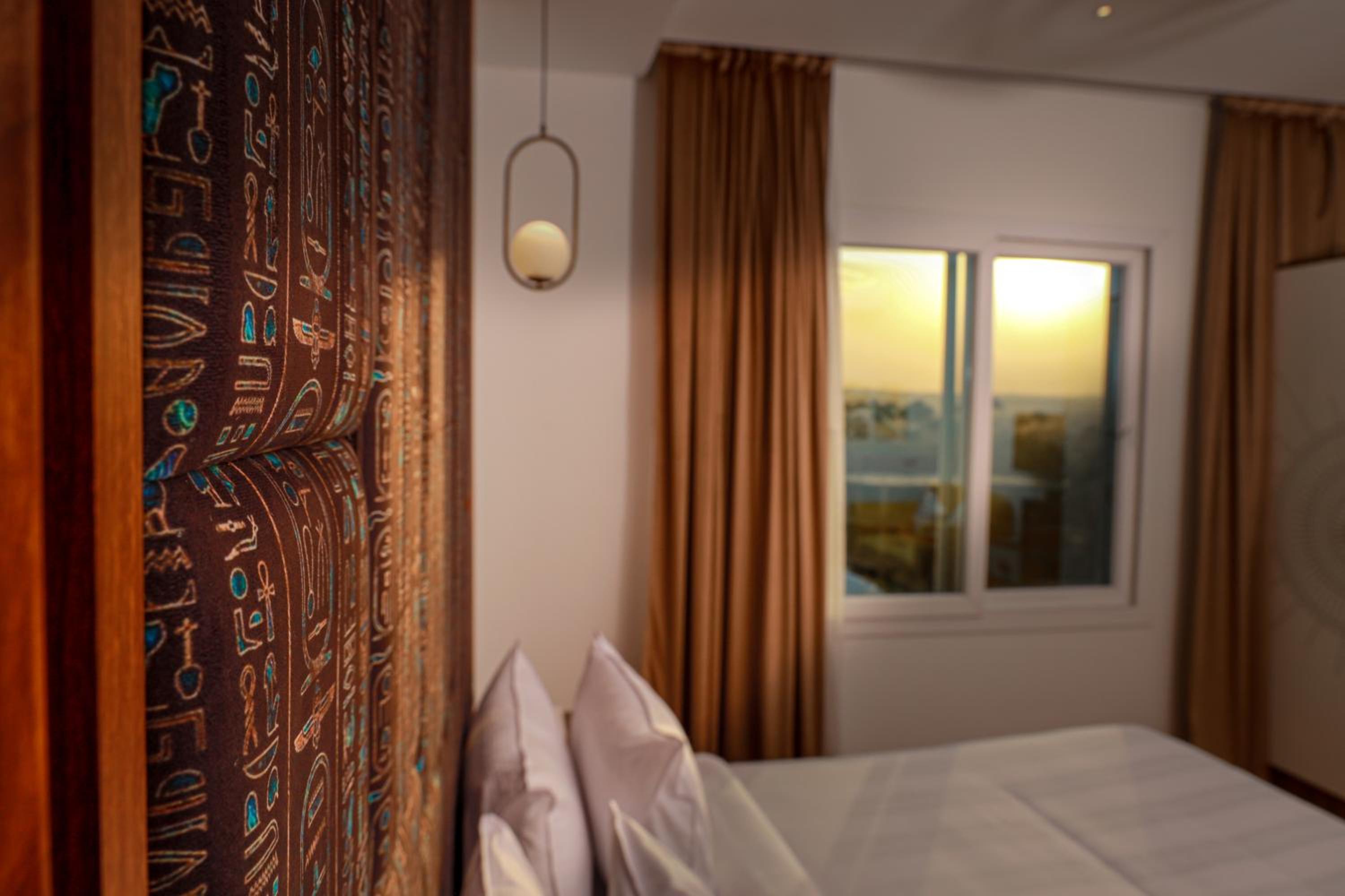 Deluxe Double Room with Pyramids View