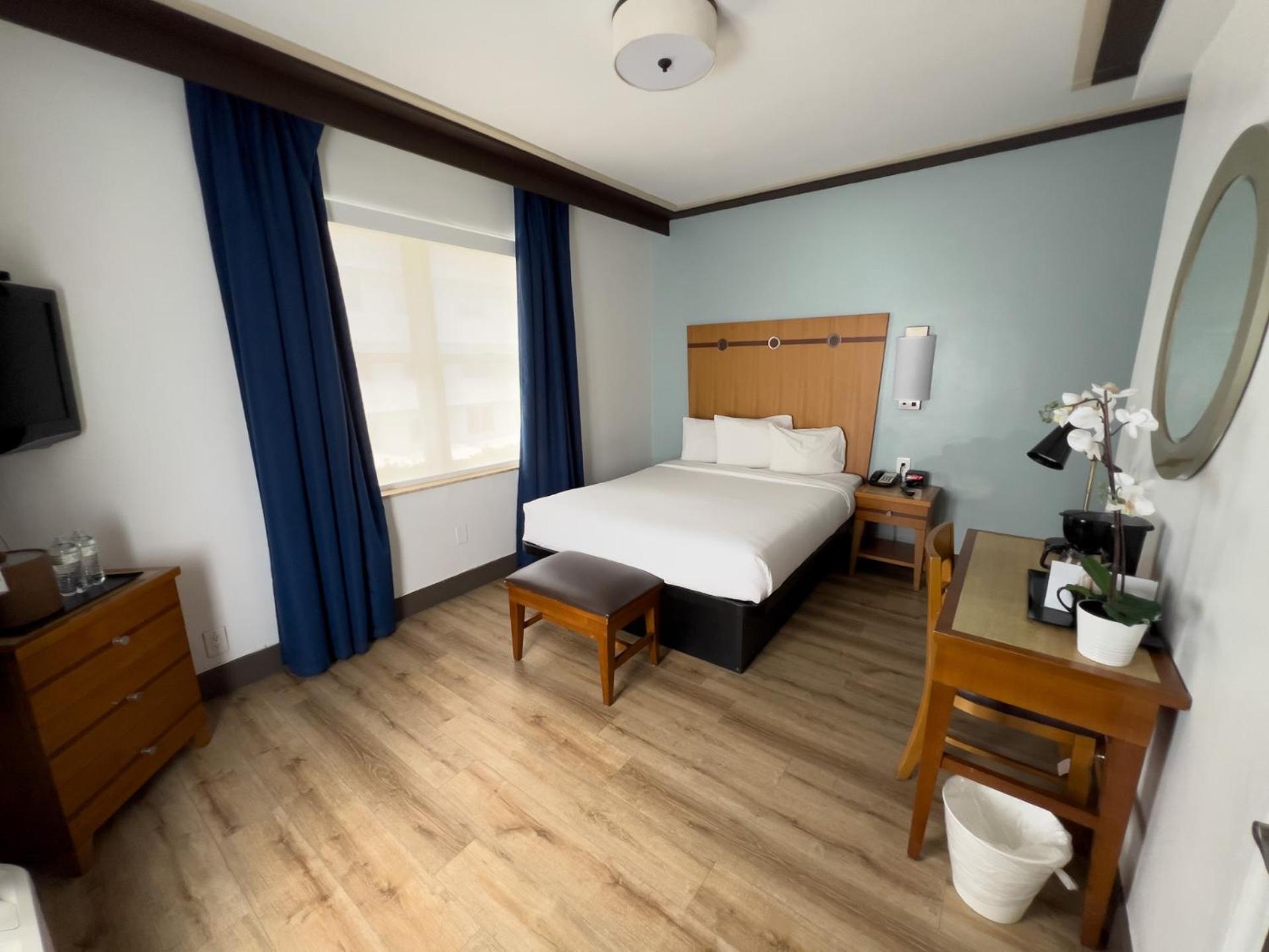 Queen Room - Non-Smoking