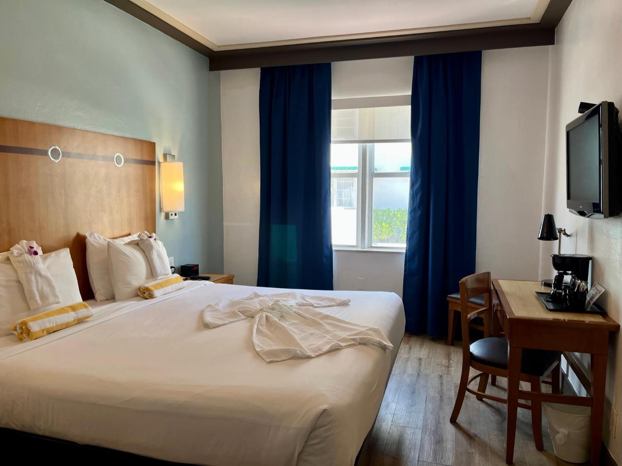 Queen Room with Partial Ocean View, Non-Smoking
