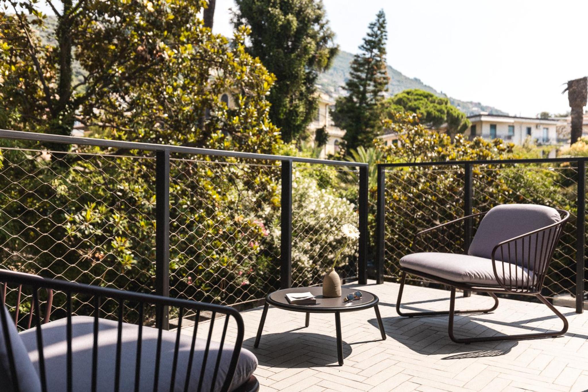 Premium Double Room with Balcony - Photo 10