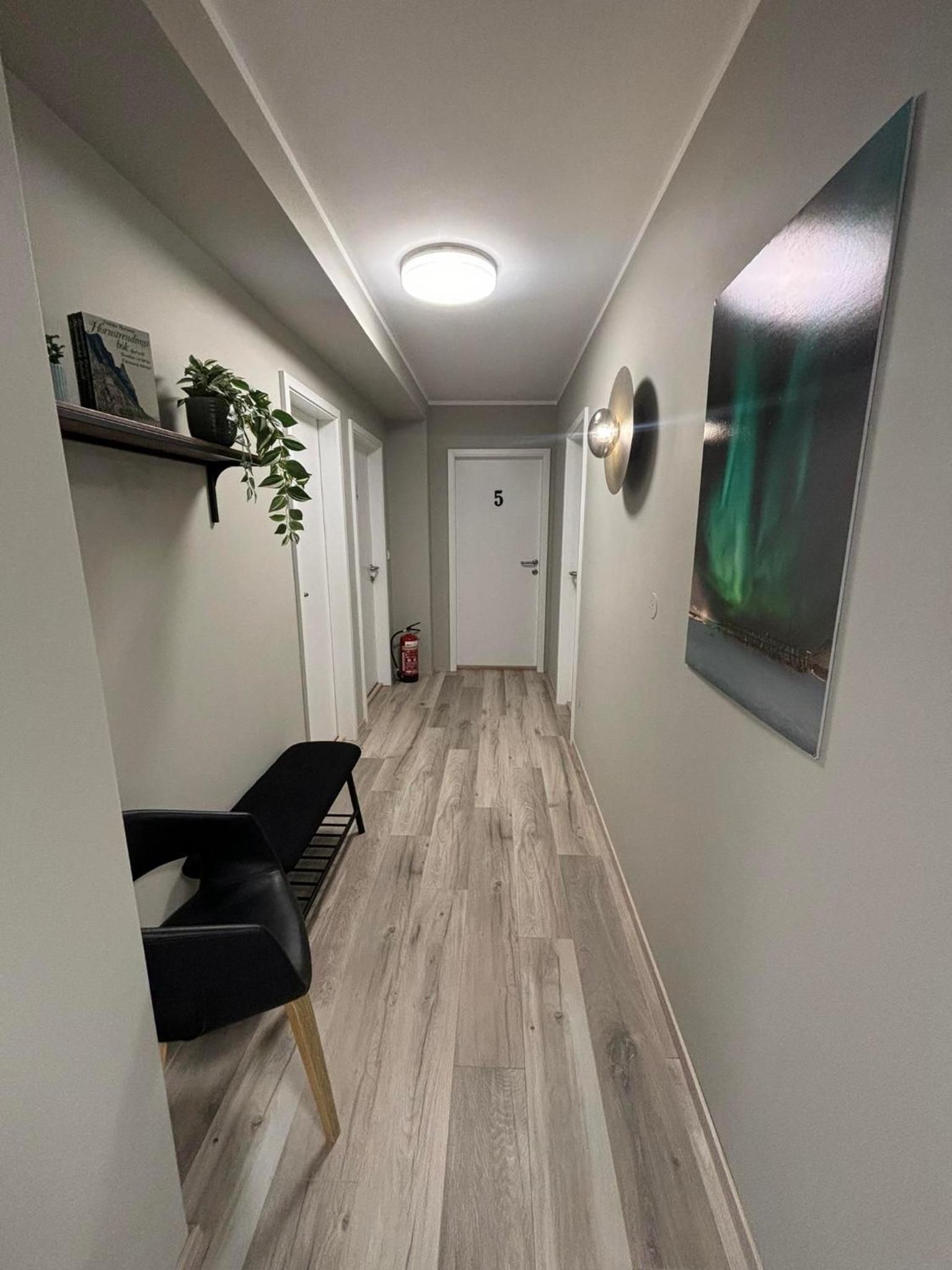 Family Room with Shared Bathroom photo 3