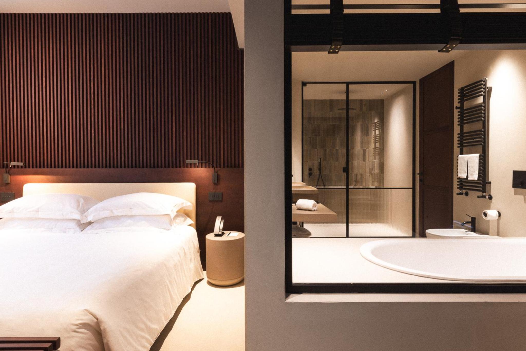 Deluxe Suite with Balcony  - Photo 1