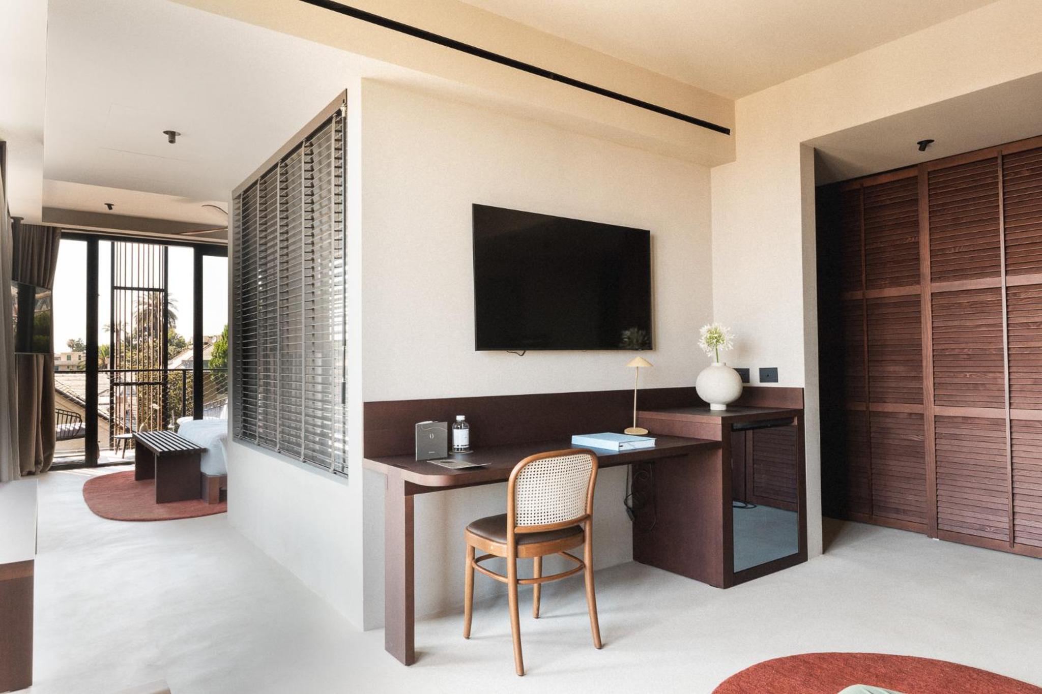 Deluxe Suite with Balcony  - Photo 9