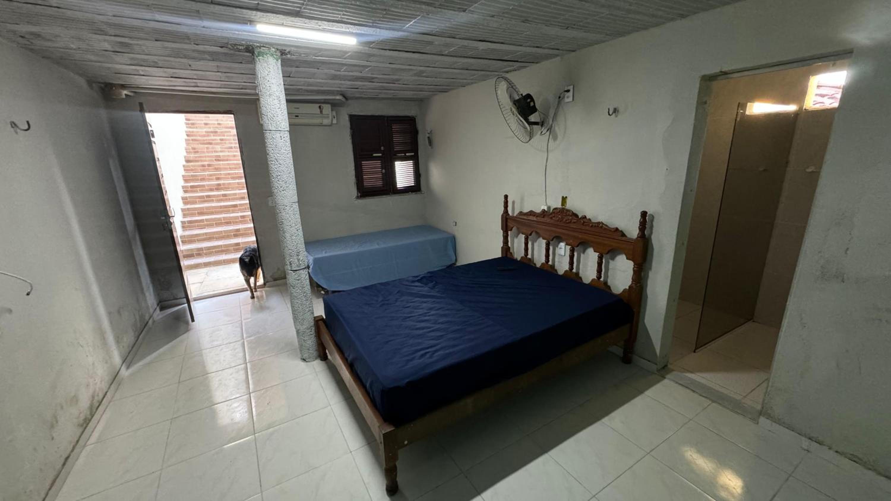 Six-Bedroom House photo 3