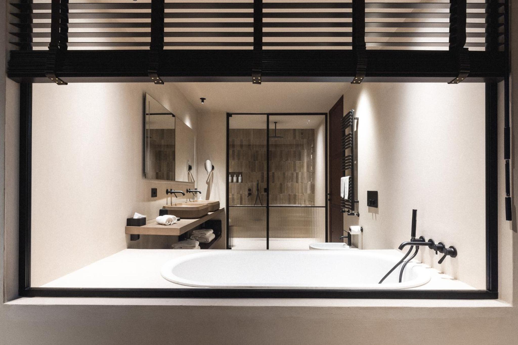 Deluxe Suite with Balcony  - Photo 2