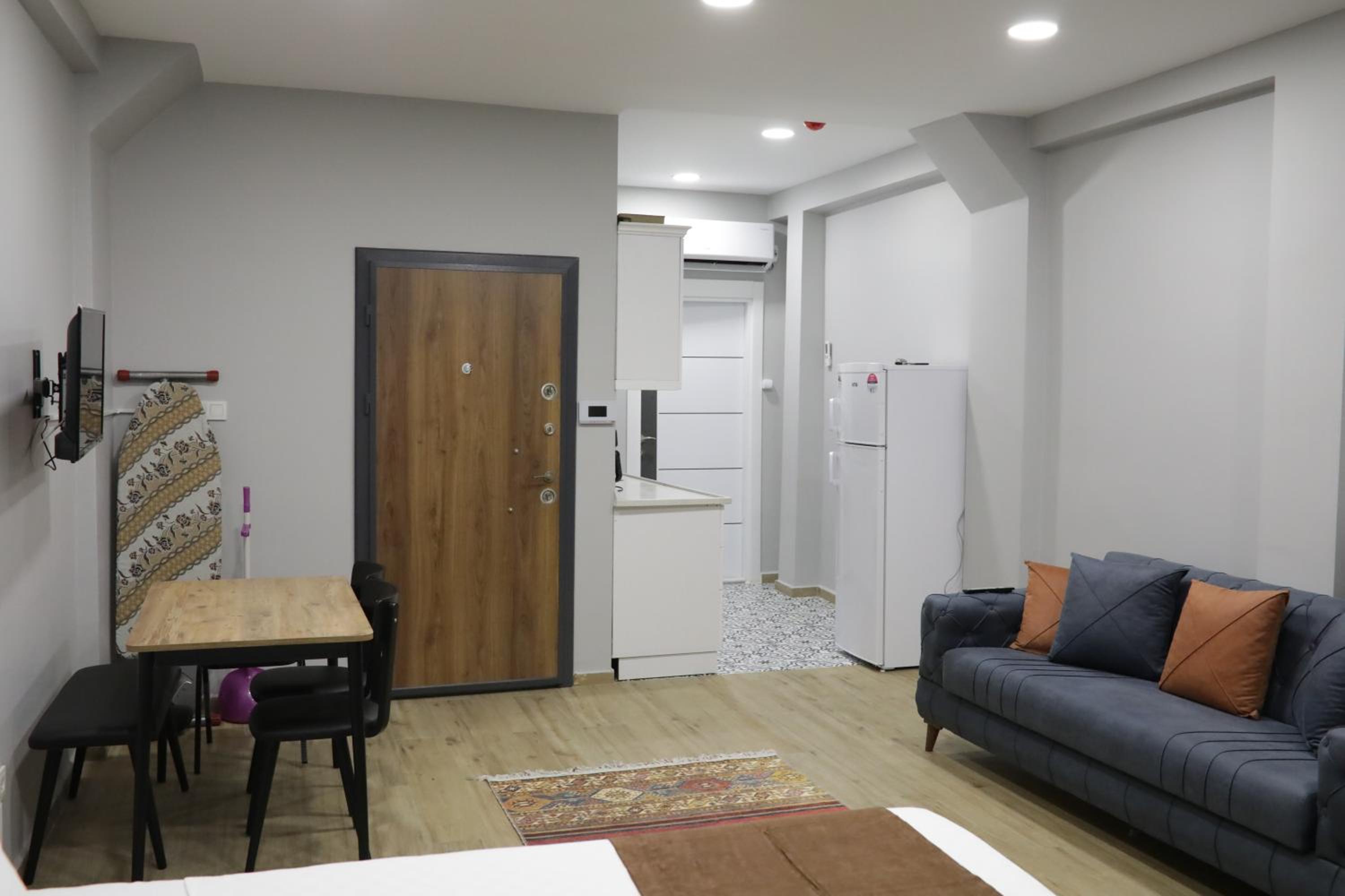 One-Bedroom Apartment photo 1
