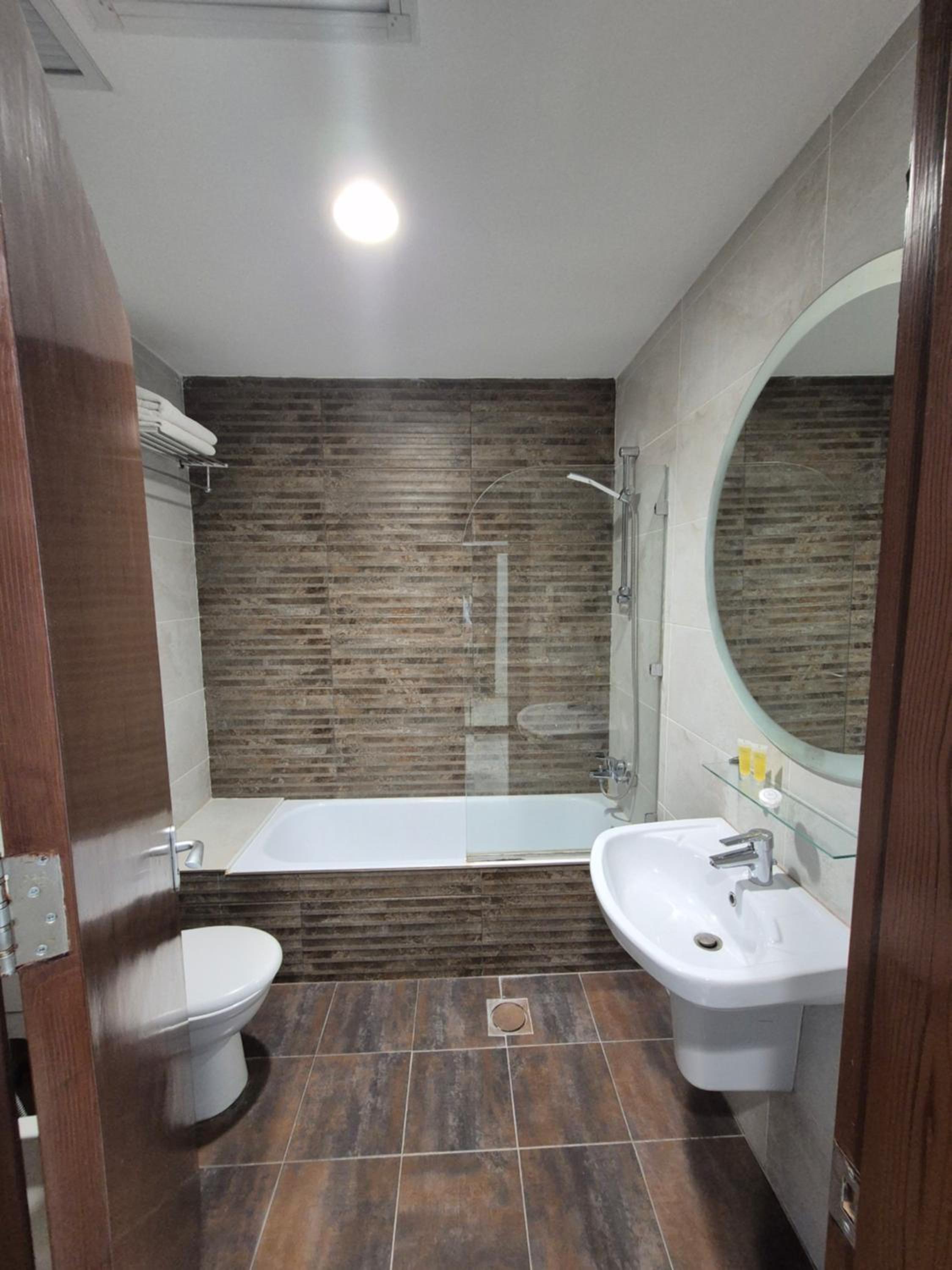 Deluxe Room - Photo 9