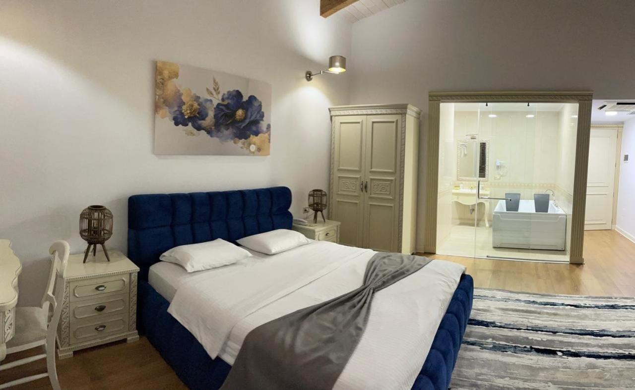 Superior King Suite photo 2