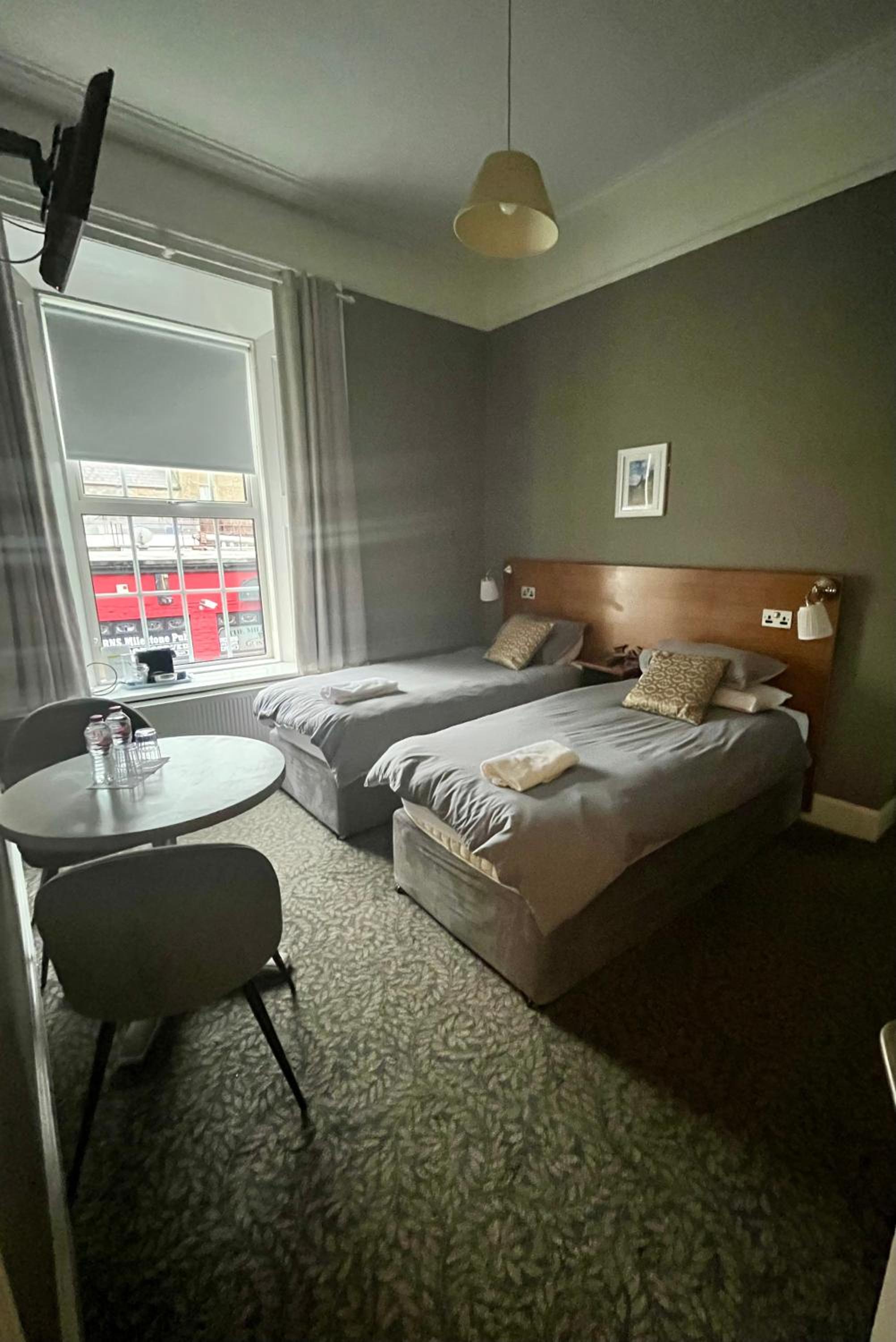 Twin Room with Bathroom - Photo 1