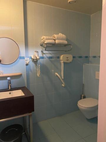 Twin Room - Disability Access photo 2