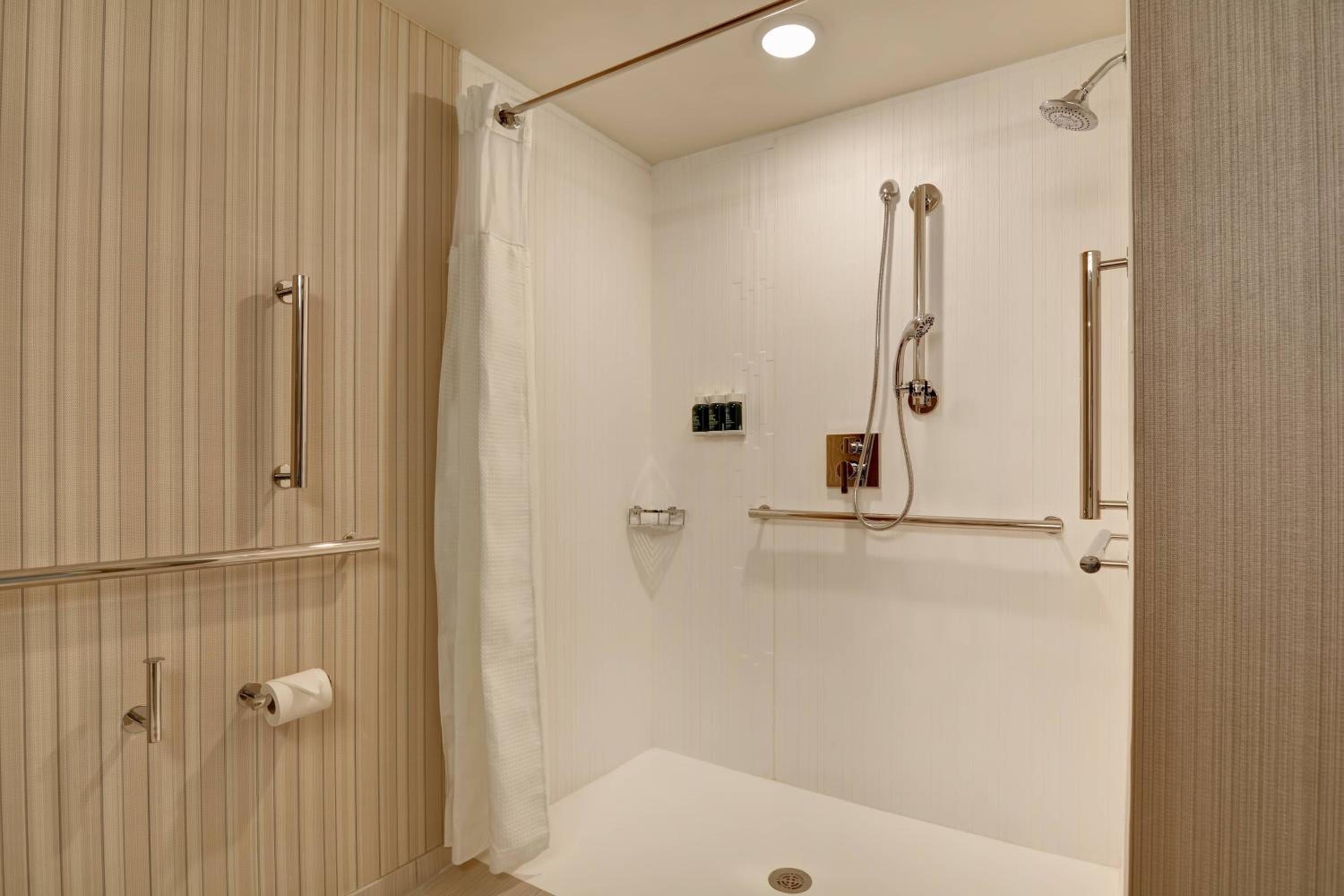 King Room - Mobility Accessible - Photo 2
