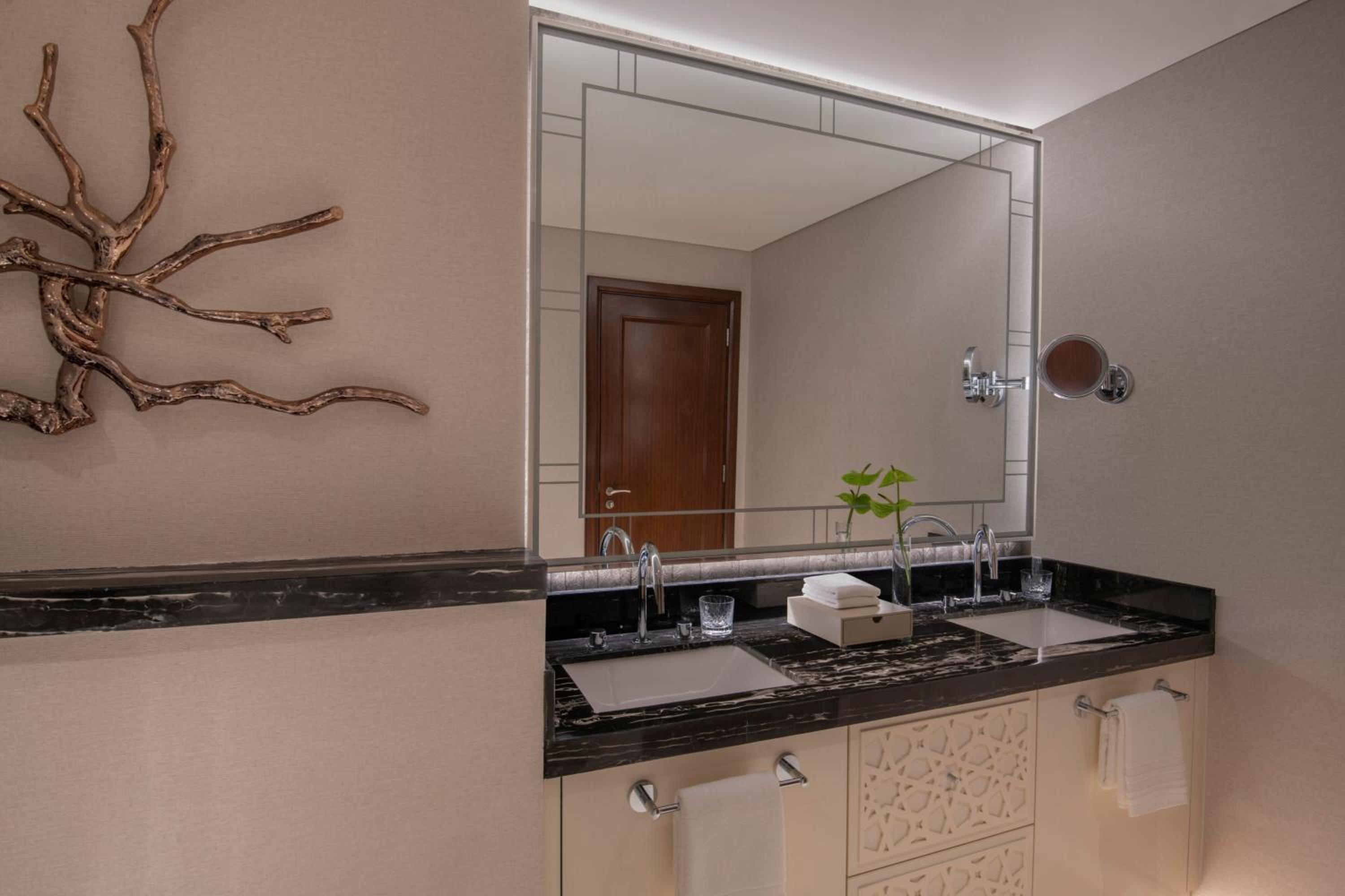 Two Bedroom Suite, Sea View, Bedroom 1: 1 King, Bedroom 2: 2 Twins - Photo 6