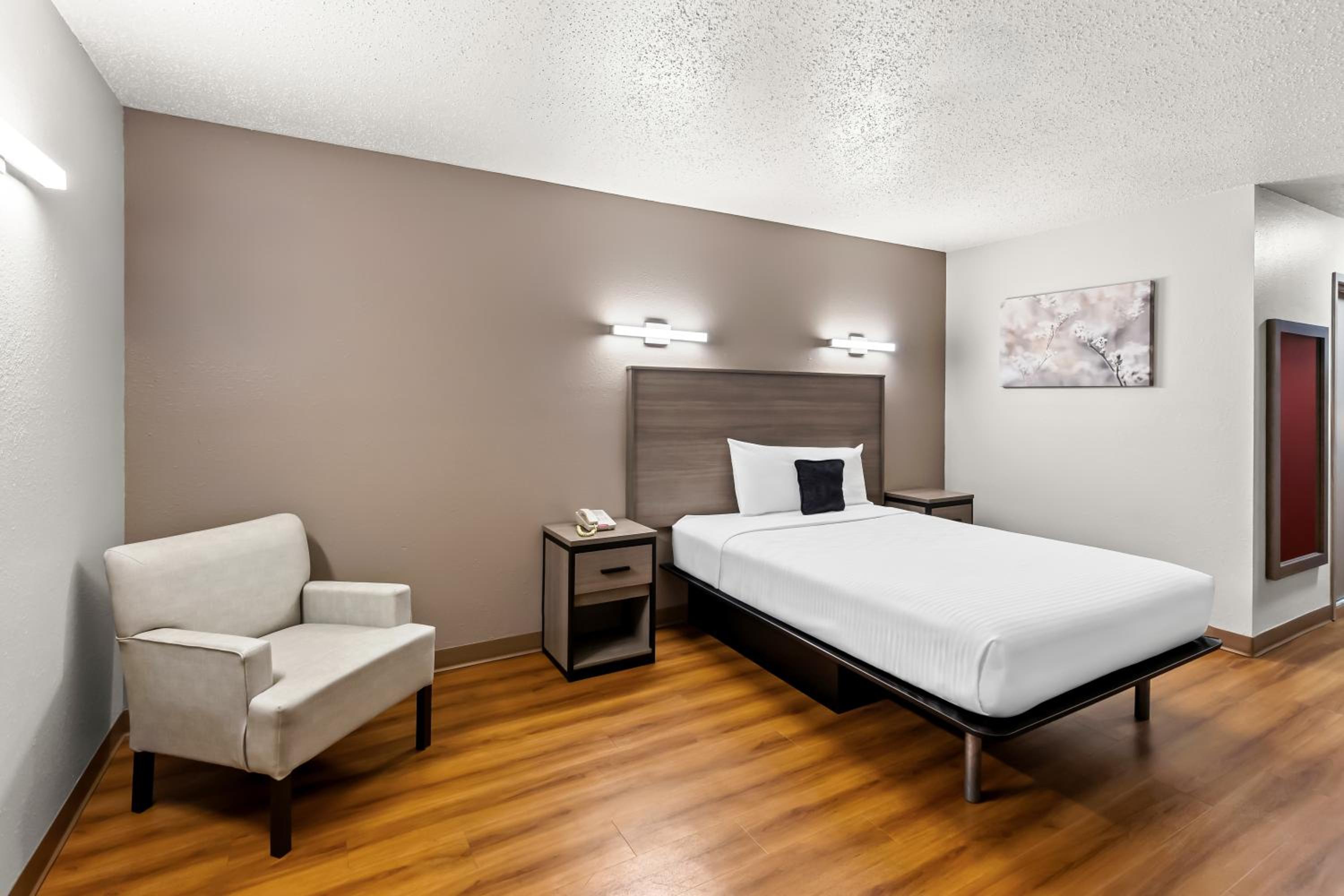 Pet Friendly 1 Queen Bed - Photo 2