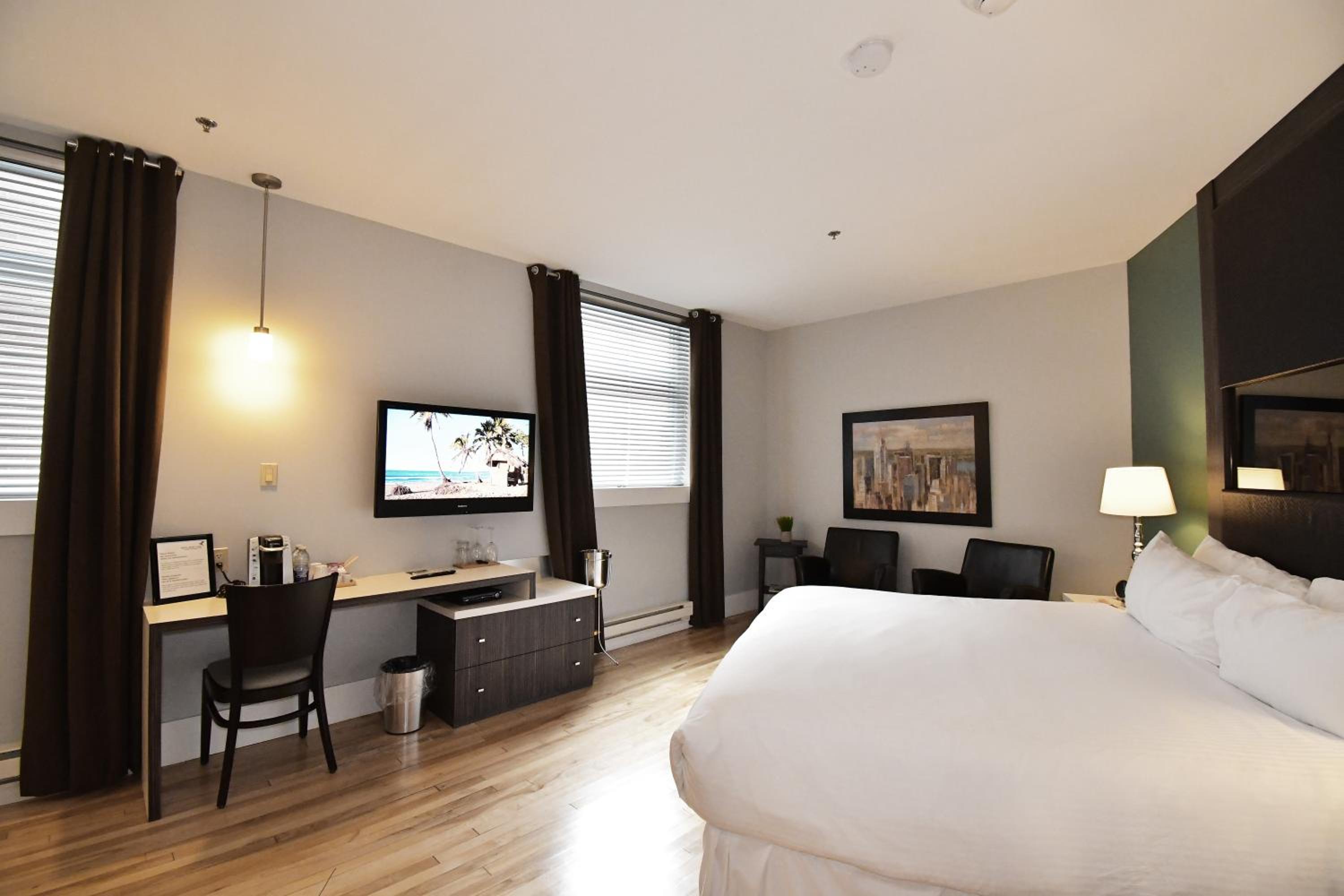 Deluxe King Room photo 2