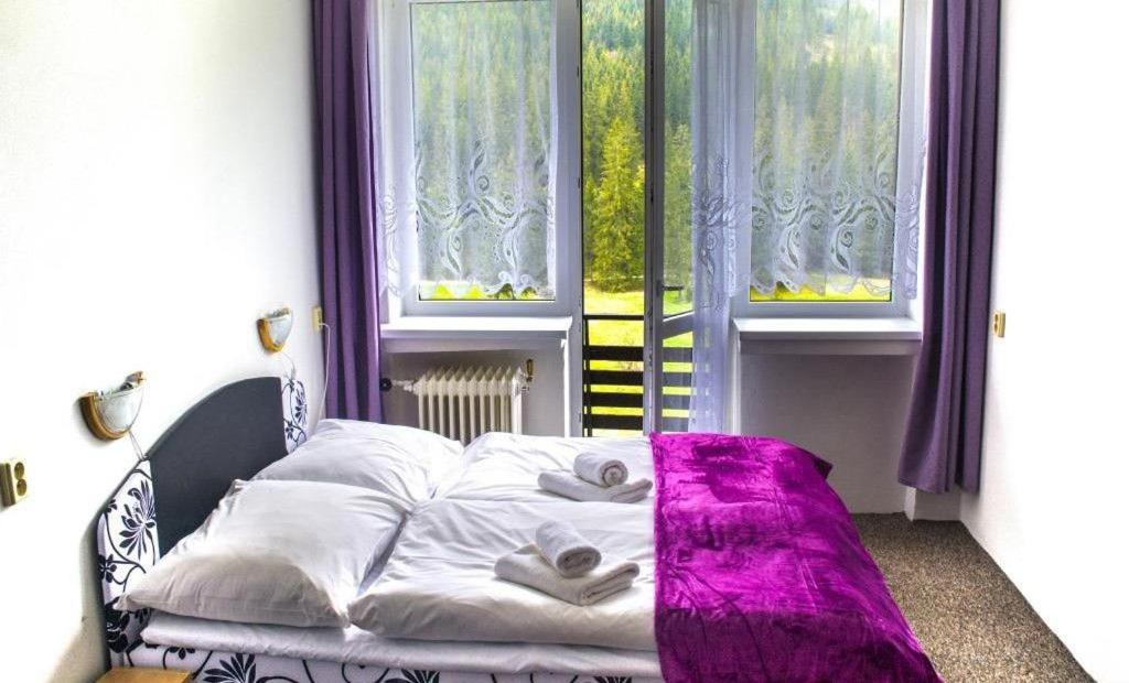 Family Suite with Balcony and Mountain View photo 3
