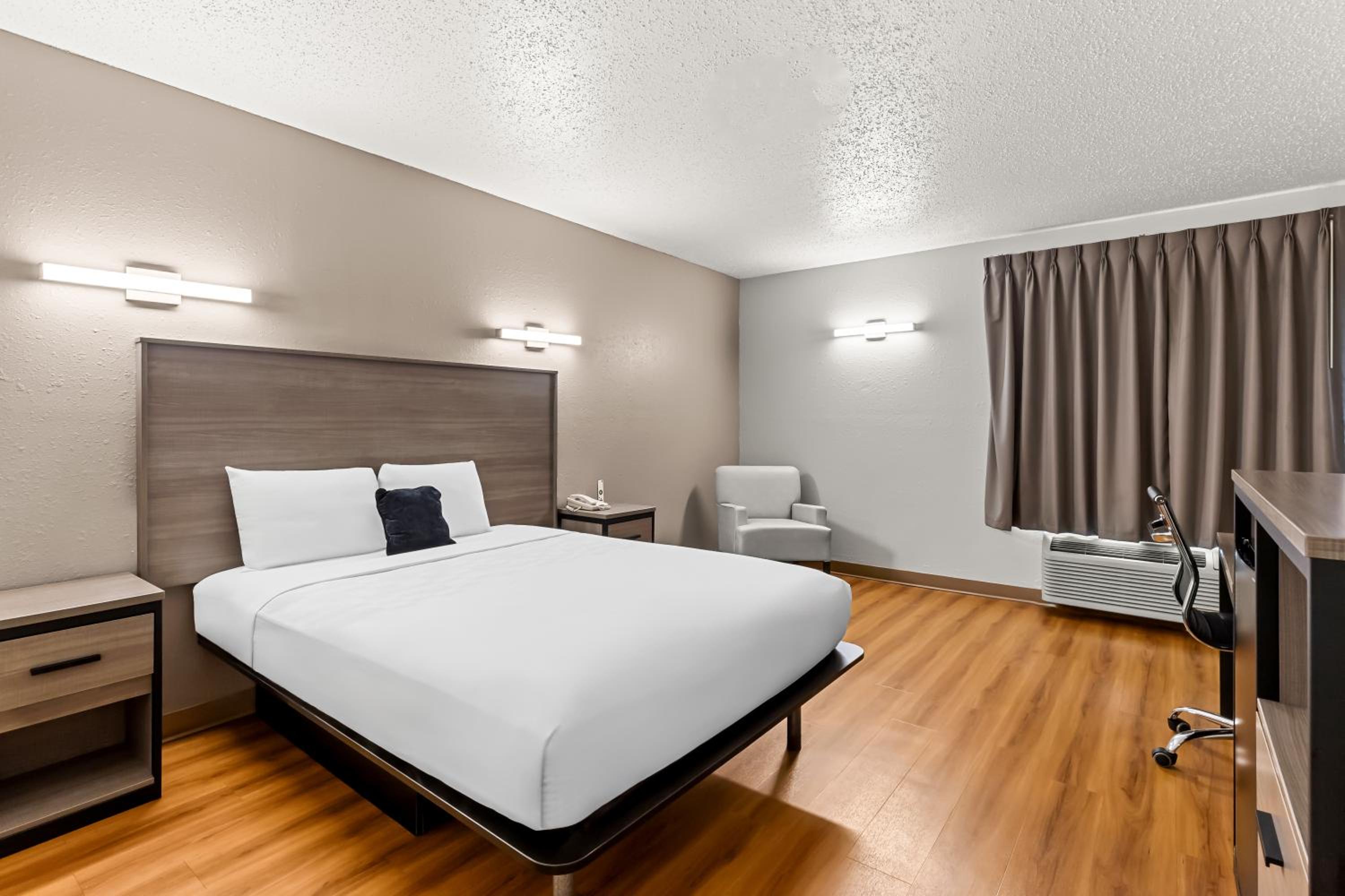 Queen Room - Disability Access - Photo 5