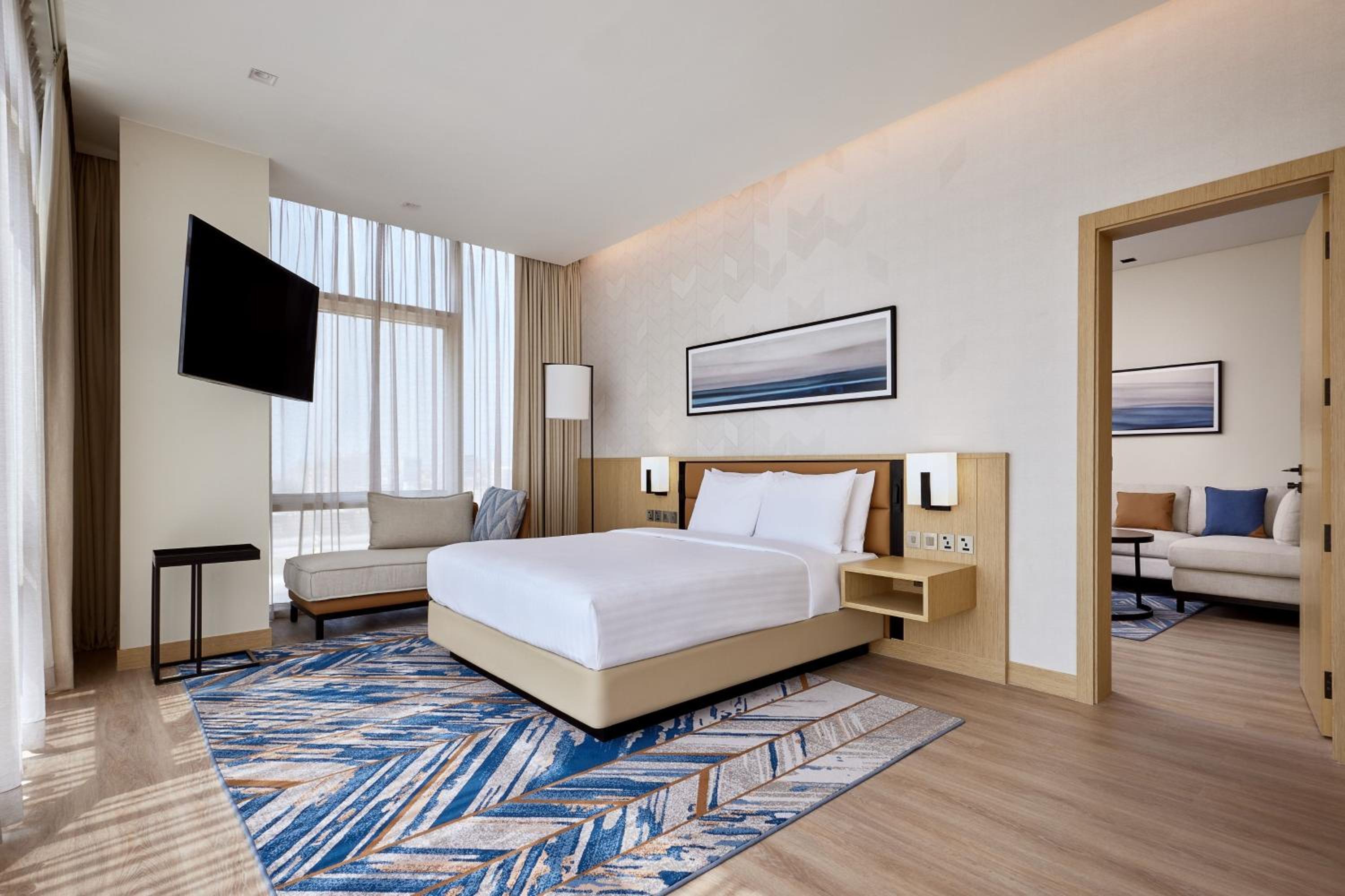 One-Bedroom Larger King Room with City View - Photo 7