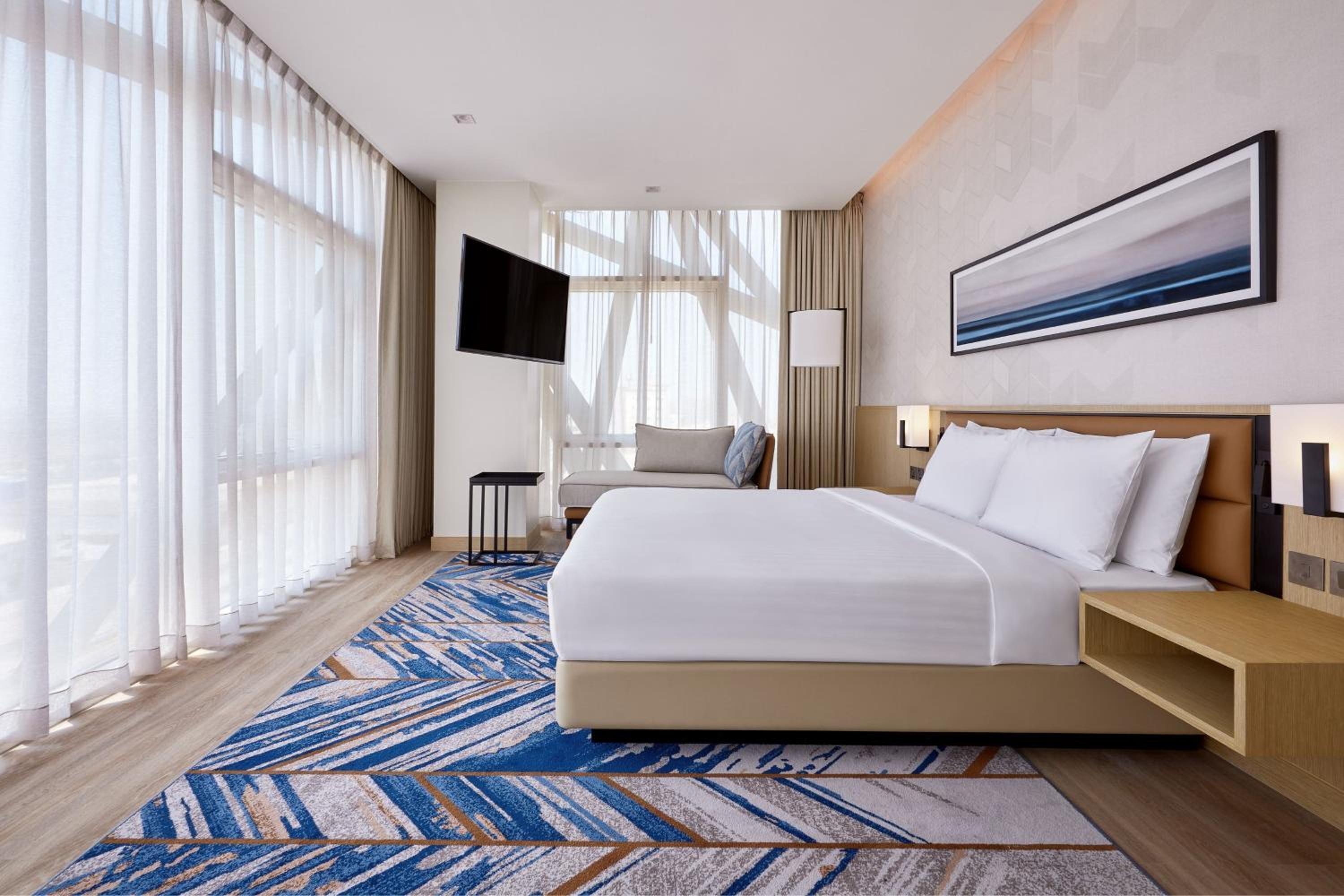 One-Bedroom Larger King Room with City View - Photo 6
