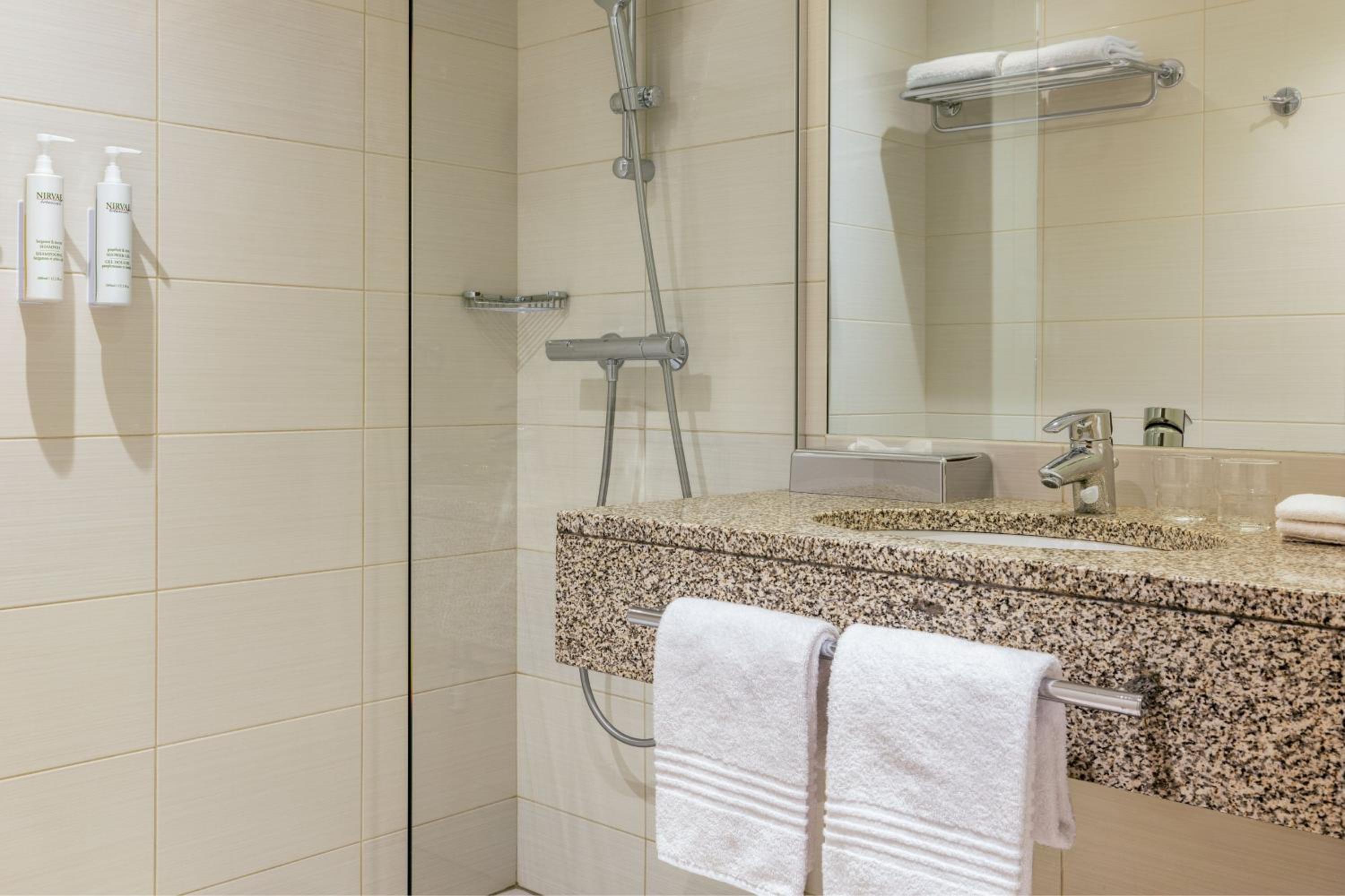 Superior Twin Room with WiFi - High Floor - Photo 2