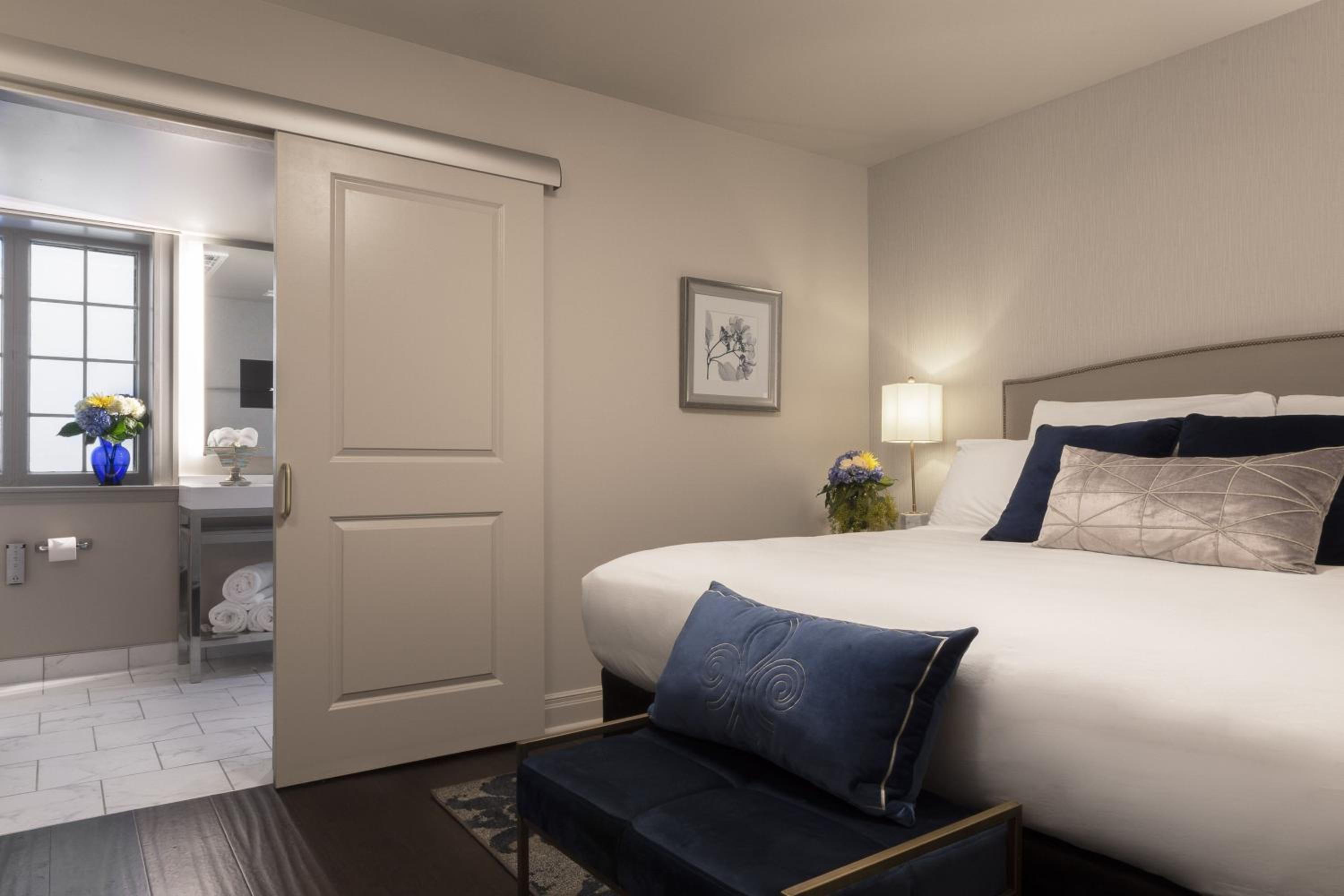 Premium King Room - Photo 1
