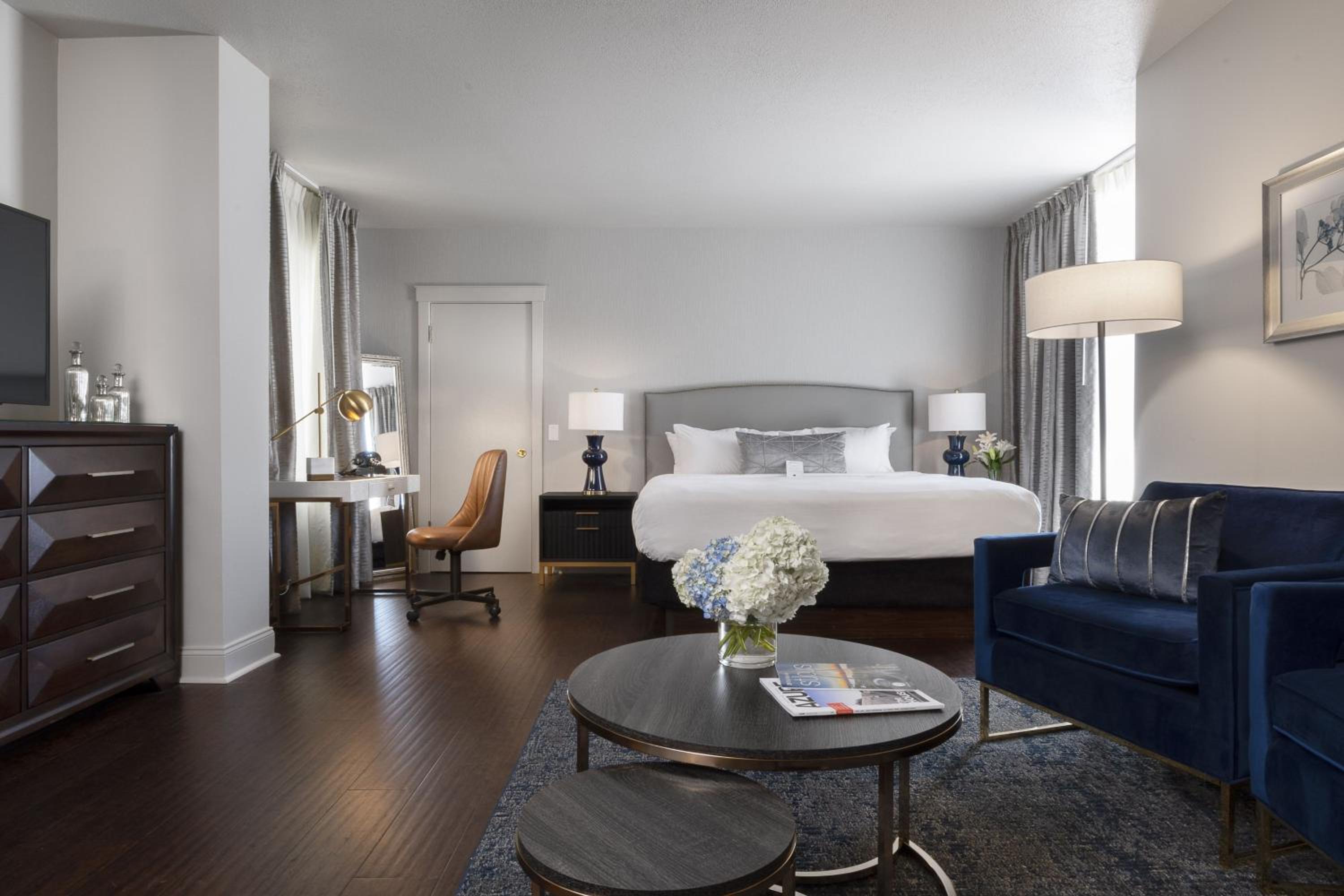 Superior King Room with Sofa Bed photo 2