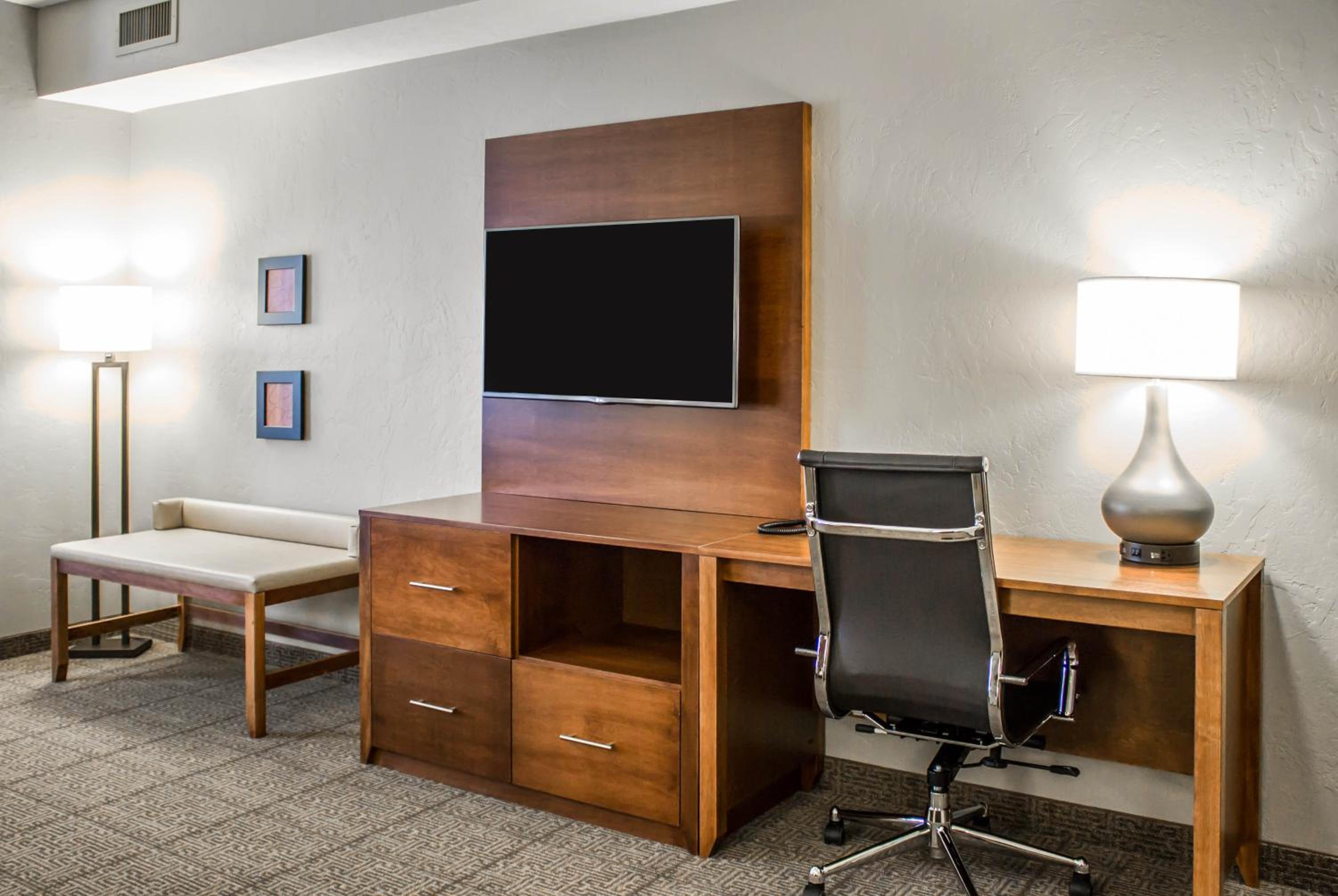 King Suite with Sofa Bed - Non-Smoking photo 2