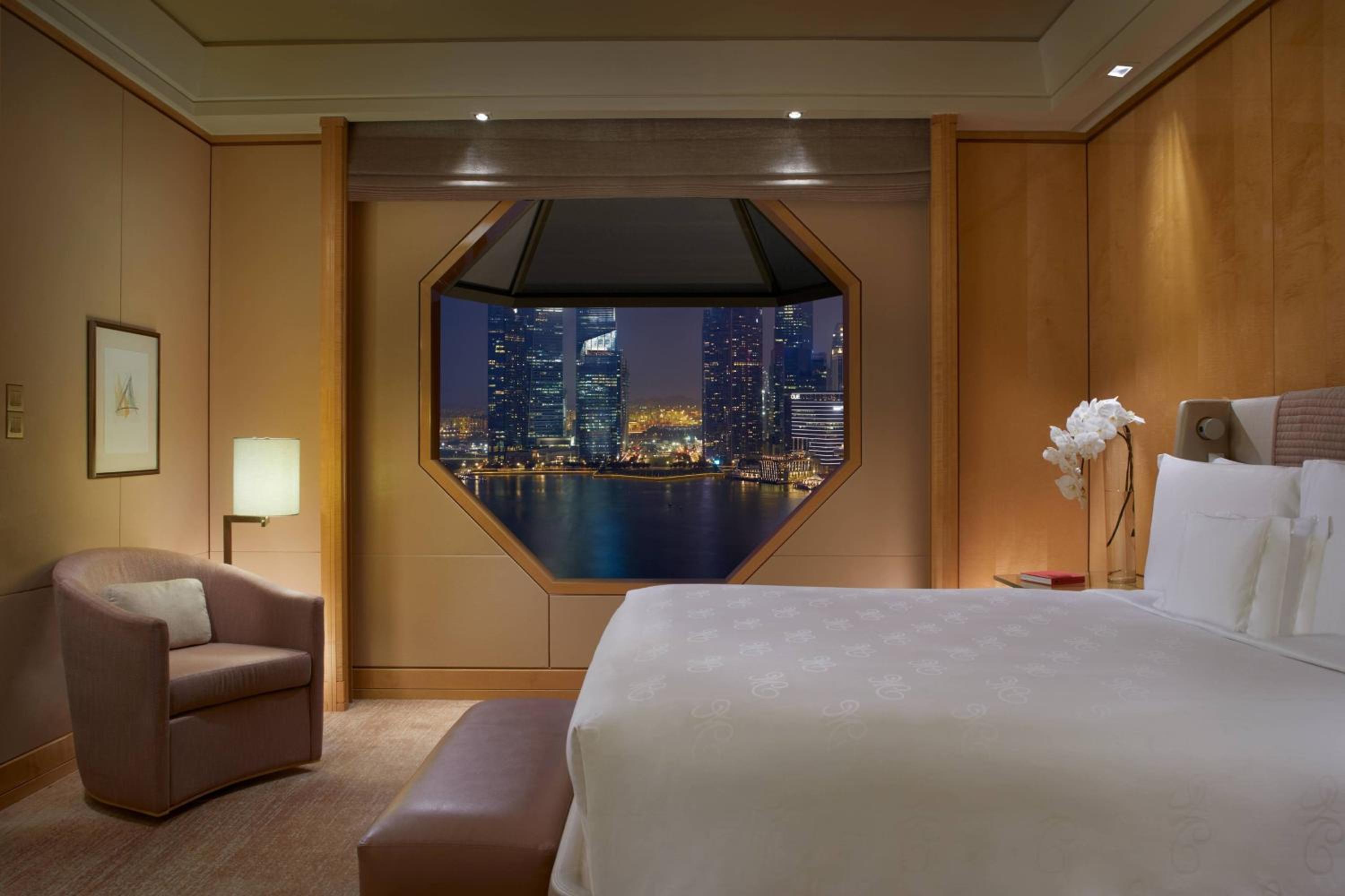 Deluxe Suite, 1 King Bed, Marina Bay View photo 3
