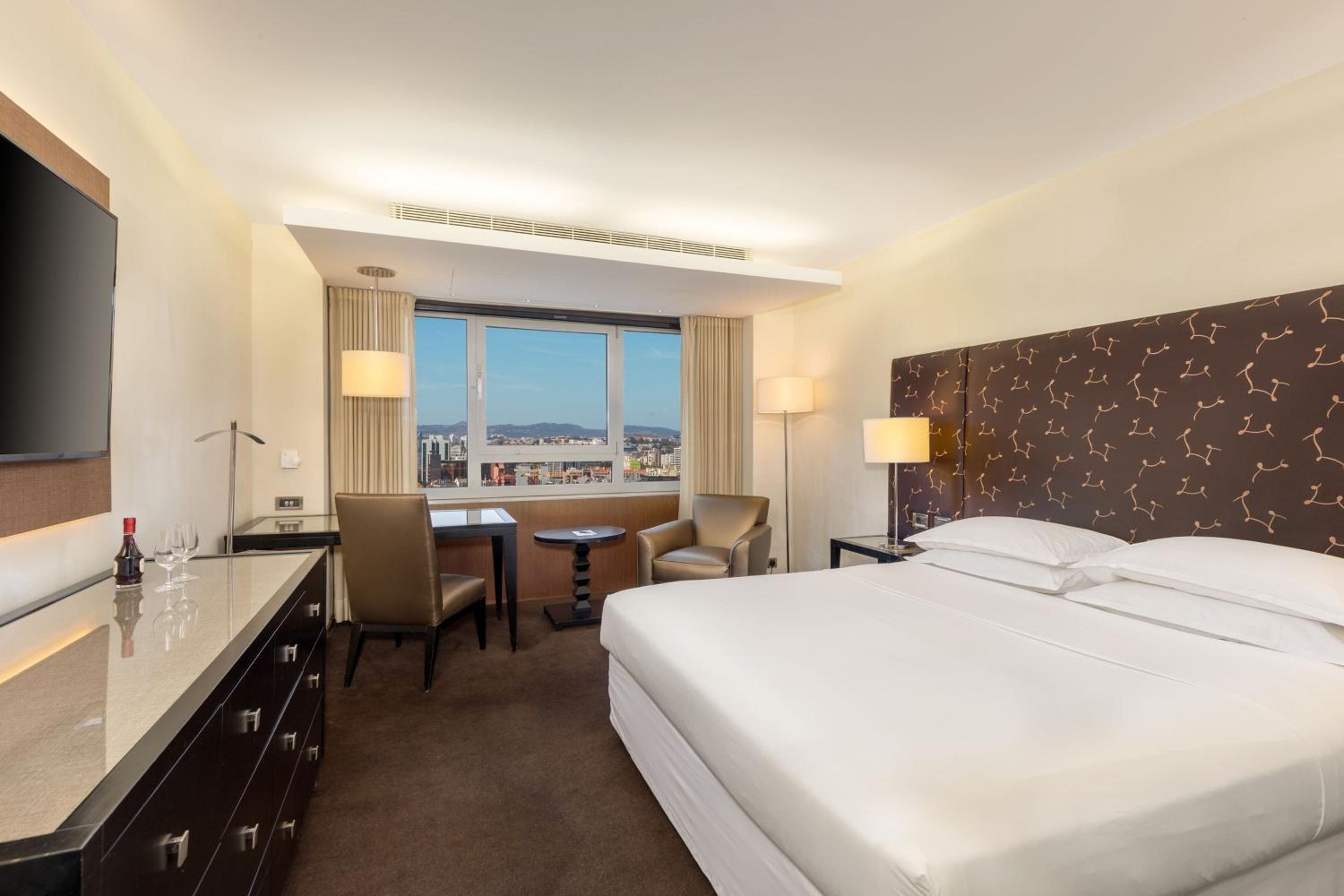 Premium Deluxe, Guest room, 1 Queen, City view, High floor - Photo 5
