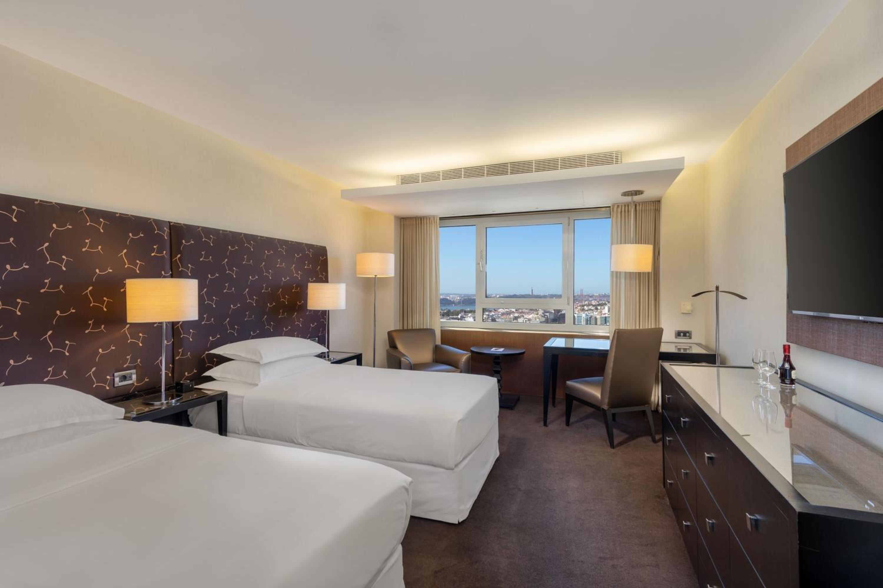 Premium Deluxe, Guest room, 2 Twin/Single Bed(s), City view - Photo 6