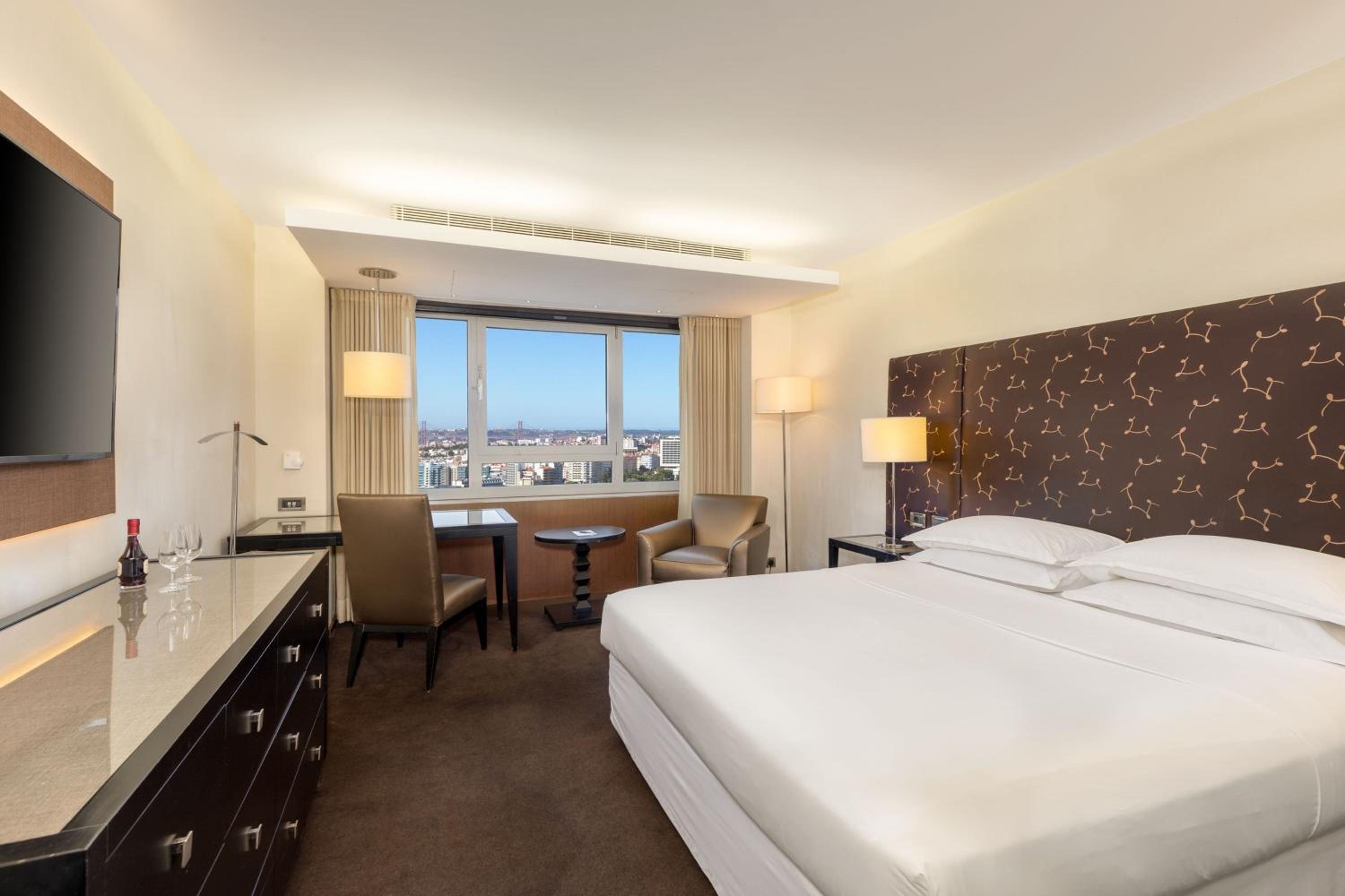 Premium Deluxe, Guest room, 1 Queen, City view, High floor - Photo 6