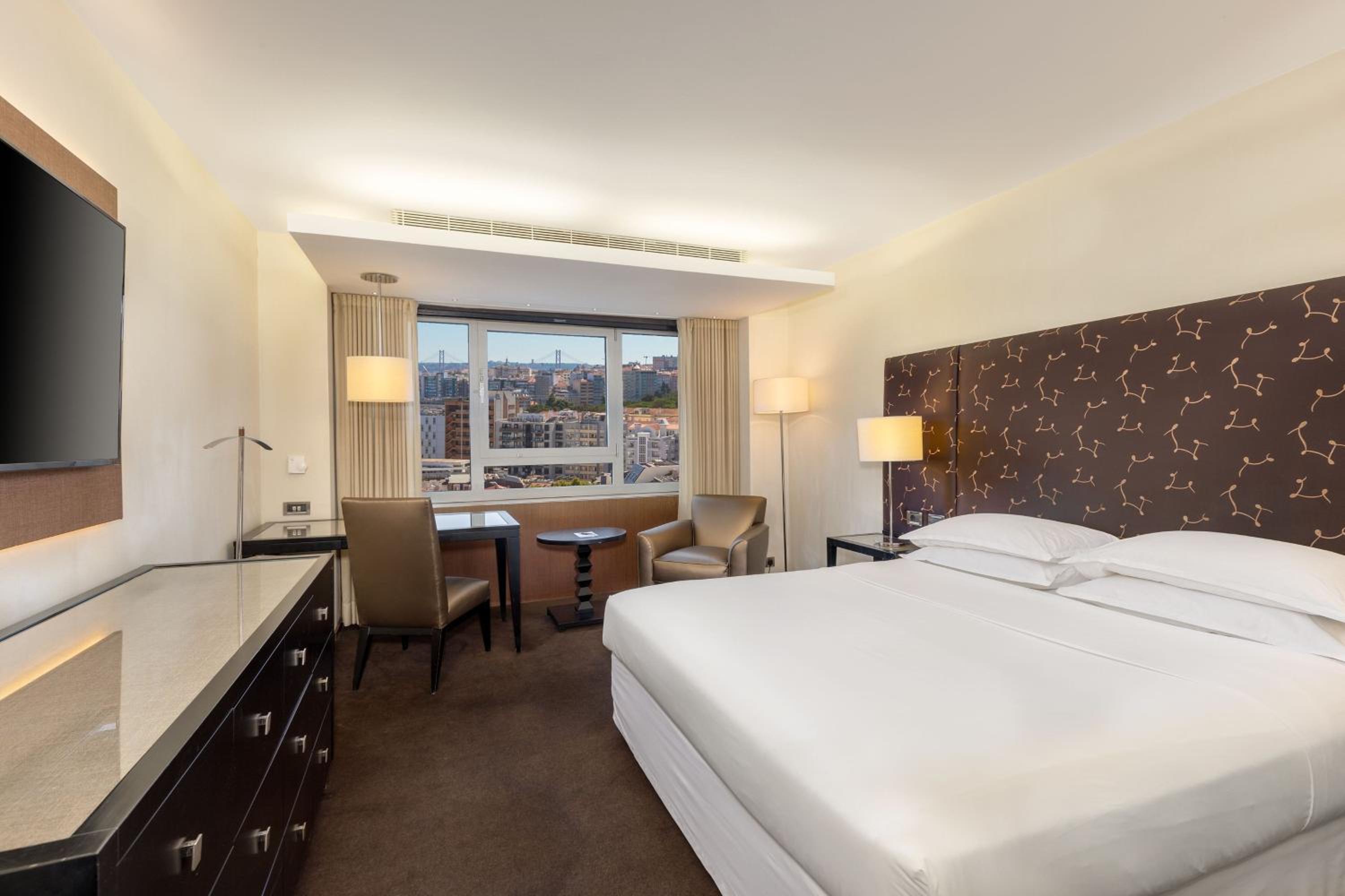 Deluxe, Guest room, 1 Queen, Pool access - Photo 4