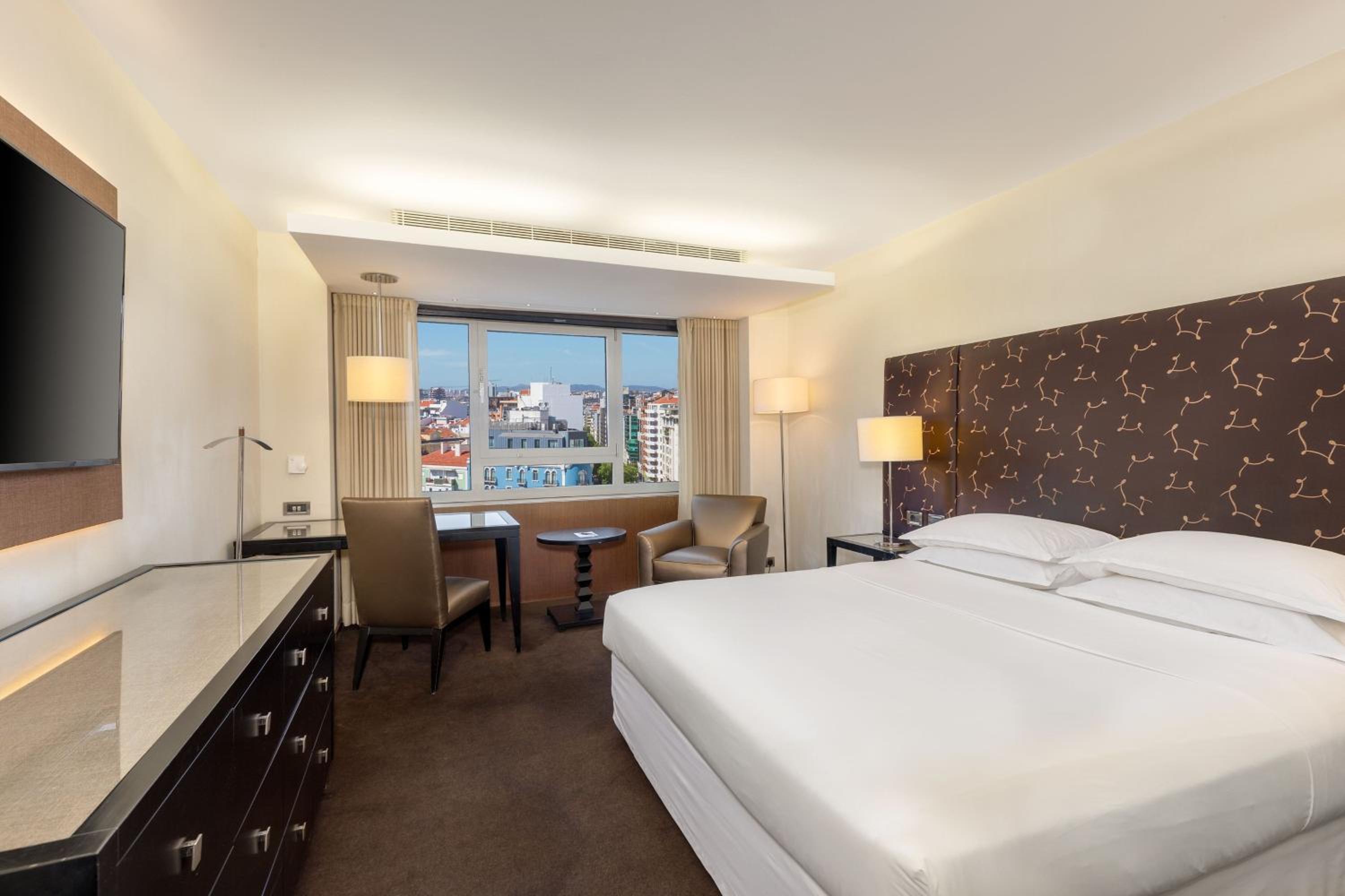 Deluxe, Guest room, 1 Queen, Pool access - Photo 5