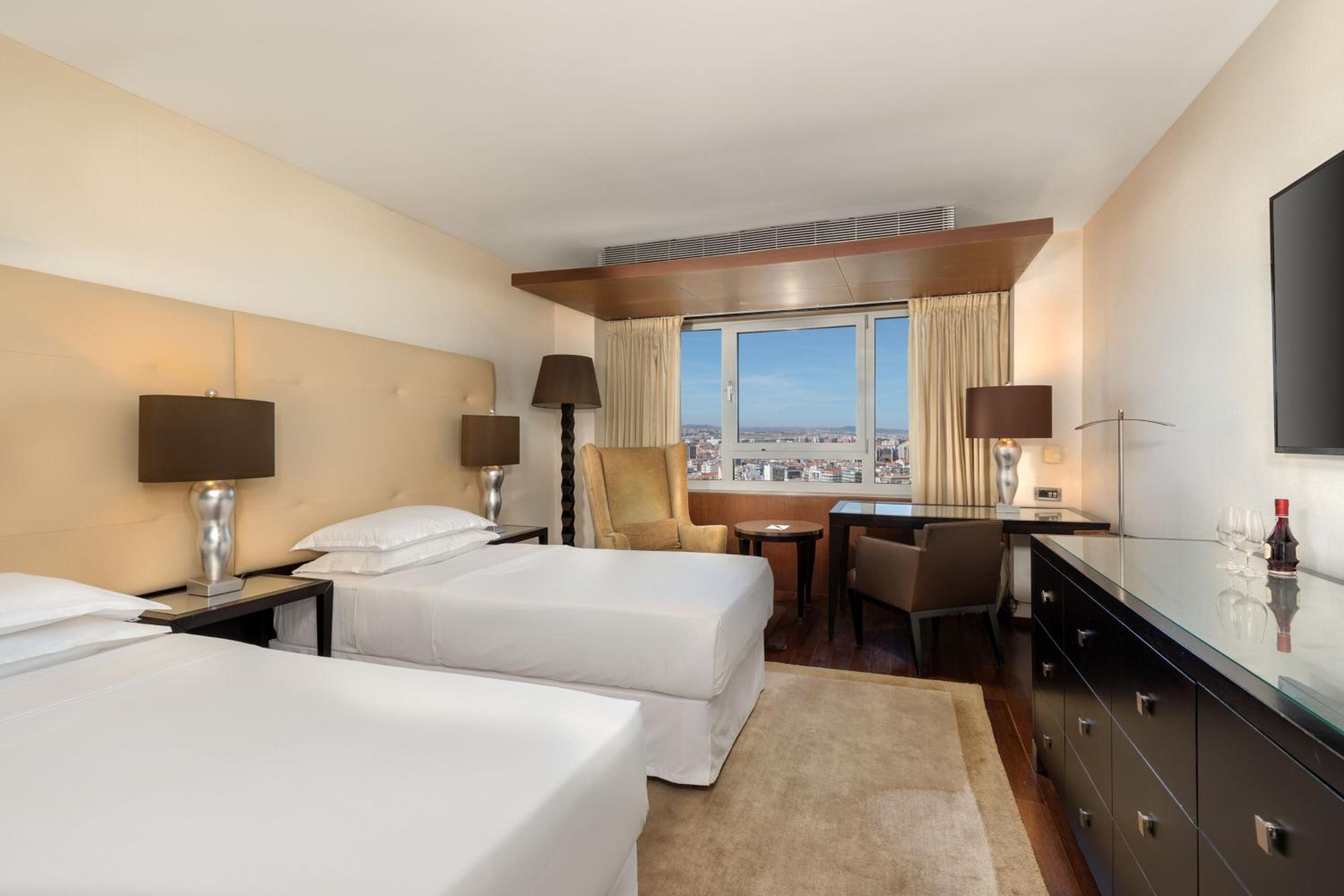 Club, Club lounge access, Guest room, 2 Twin/Single Bed(s) - Photo 2