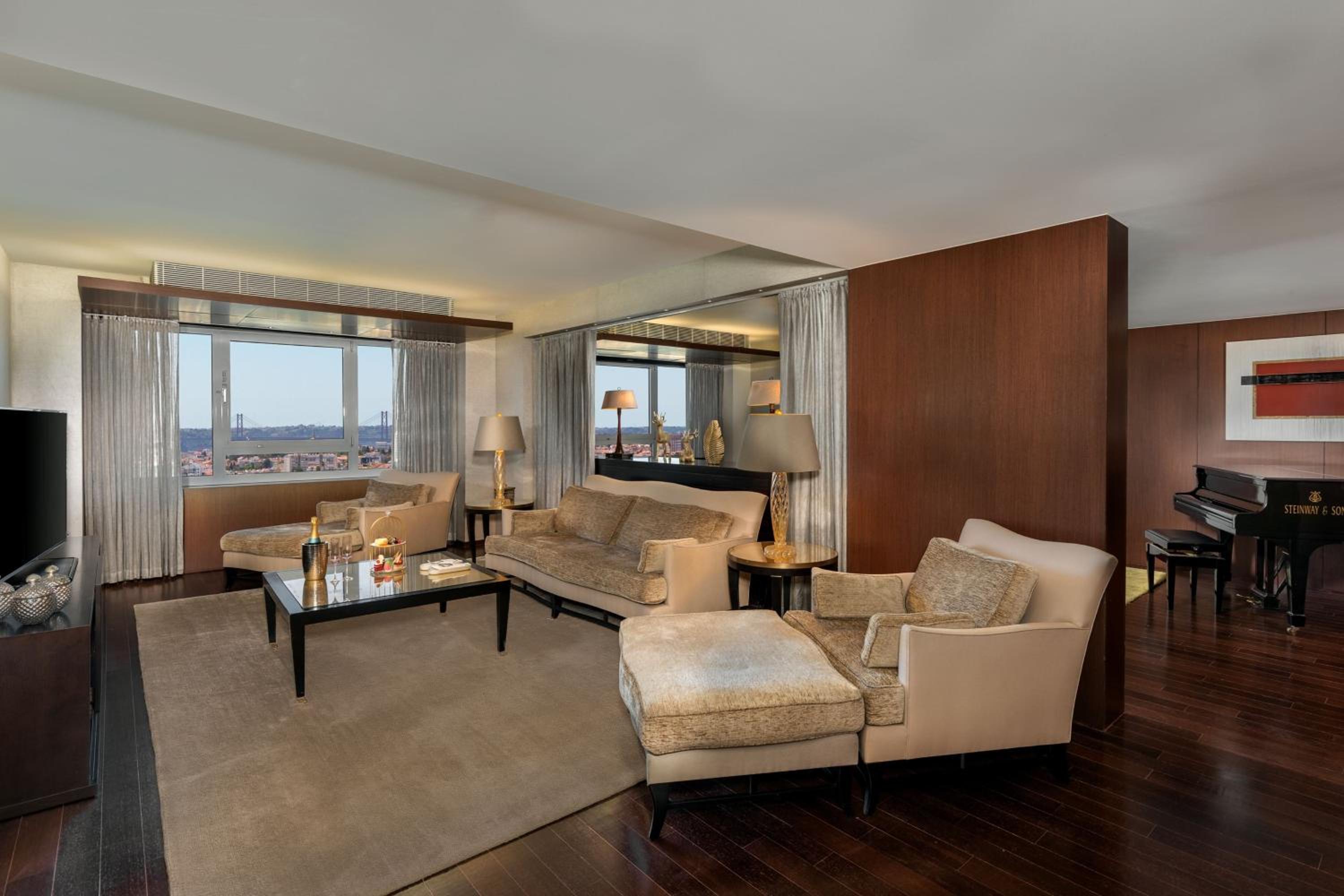 Presidential Suite, Club lounge access, 1 King, Skyline view