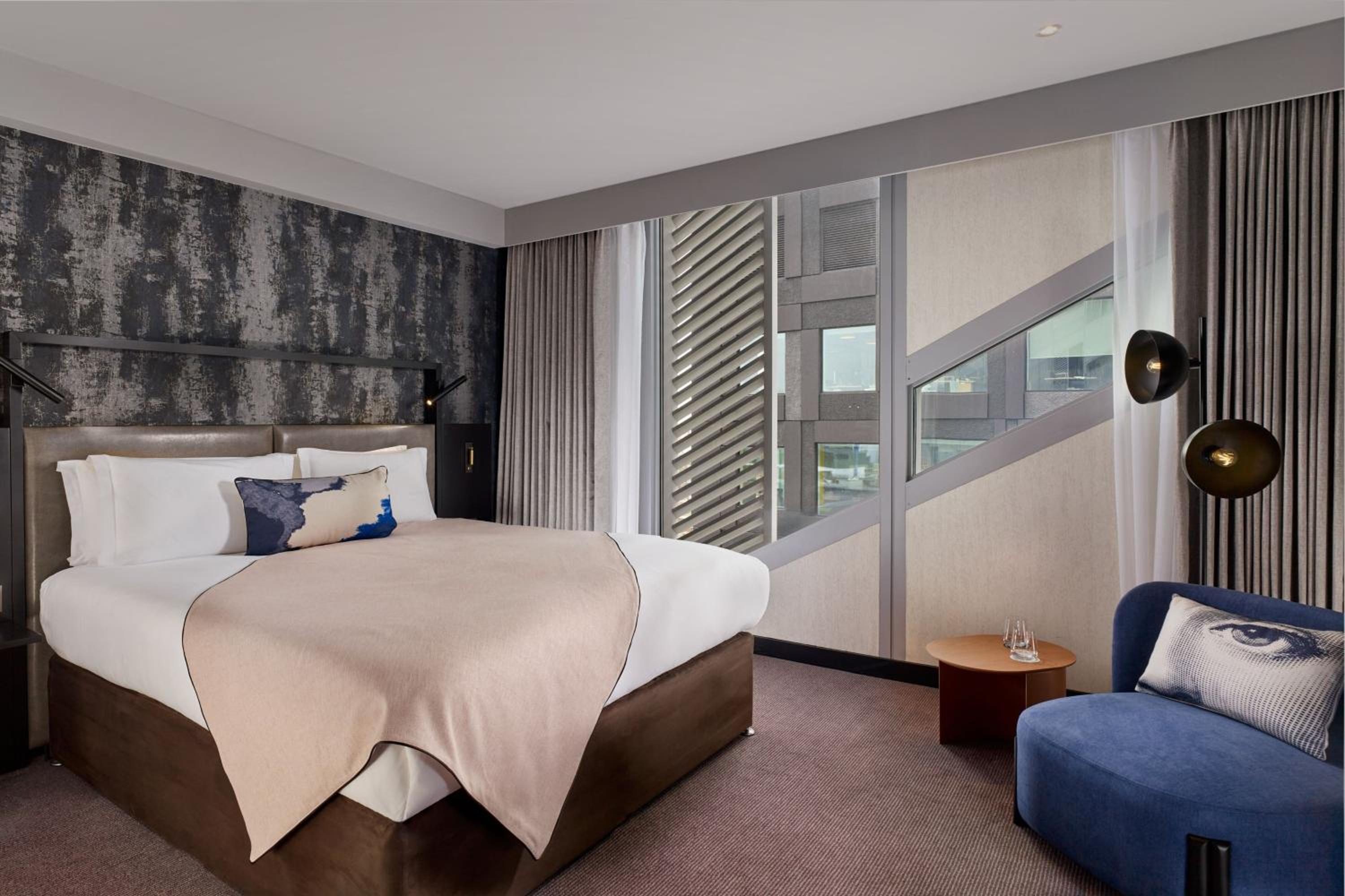 Feeling Superior, Guest room, King, City view thumbnail 5