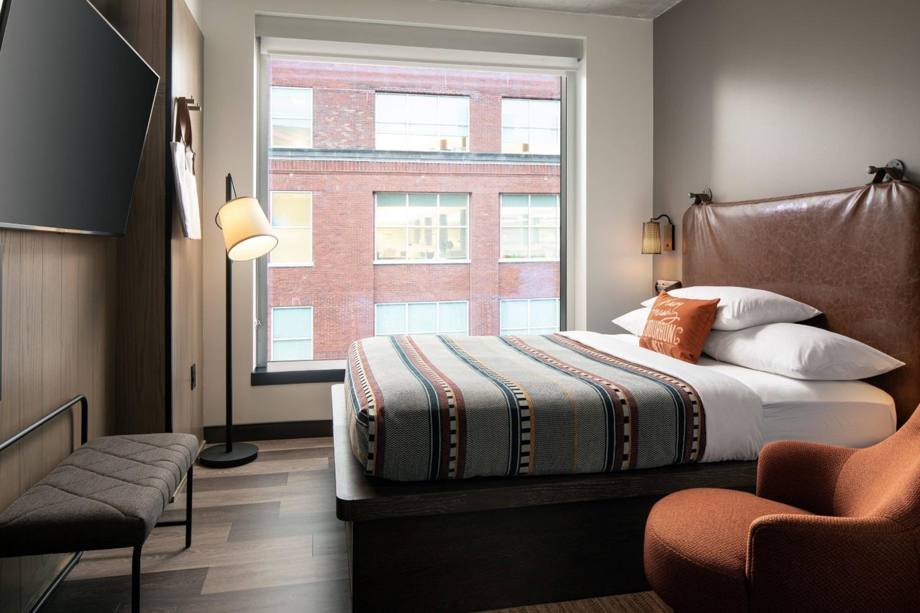 Queen Room - Hearing Accessible - Photo 3