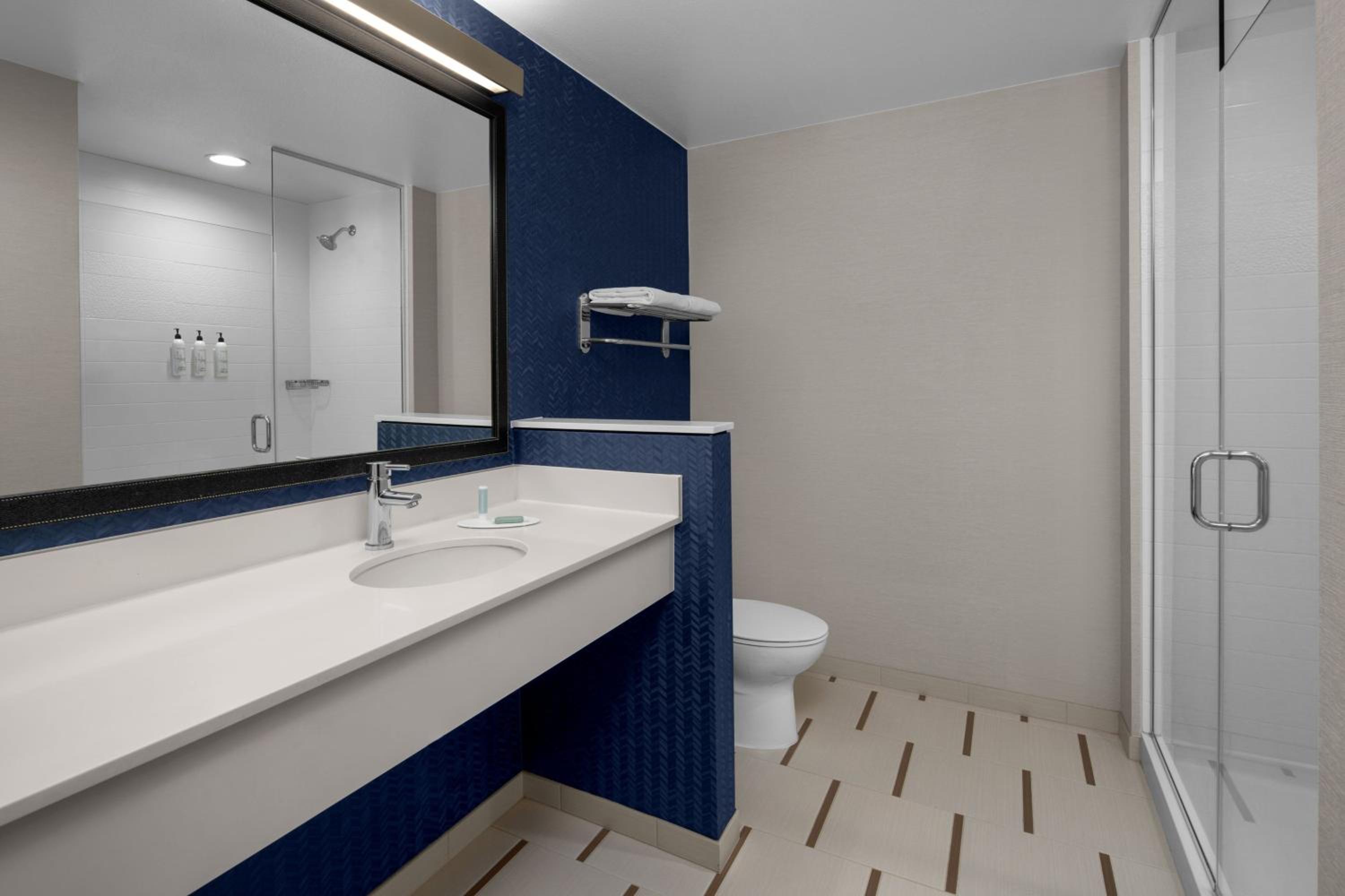 Queen Room with Two Queen Beds and Adapted Tub - Mobility and Hearing Accessible photo 3