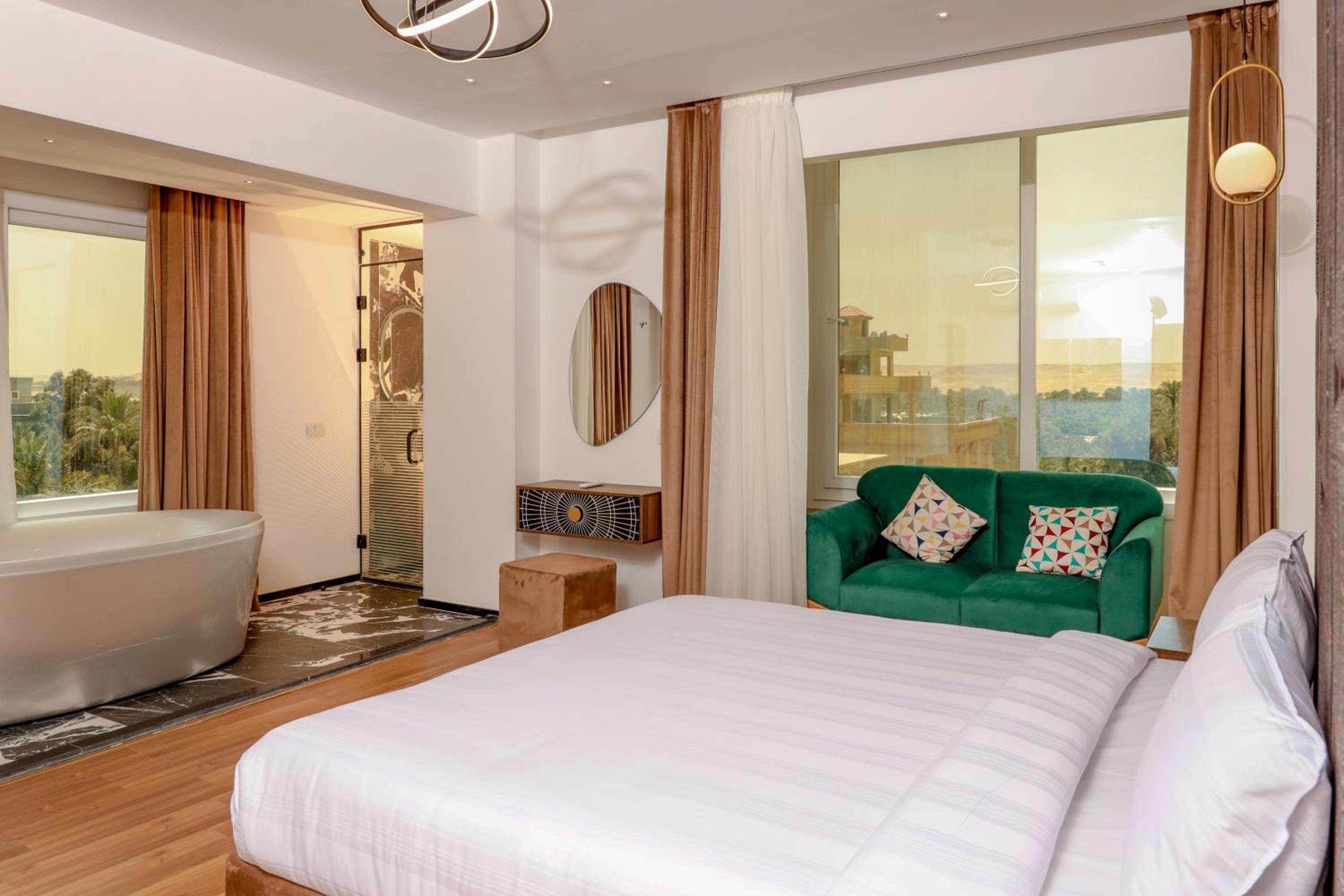 Suite with Jacuzzi & Pyramids View