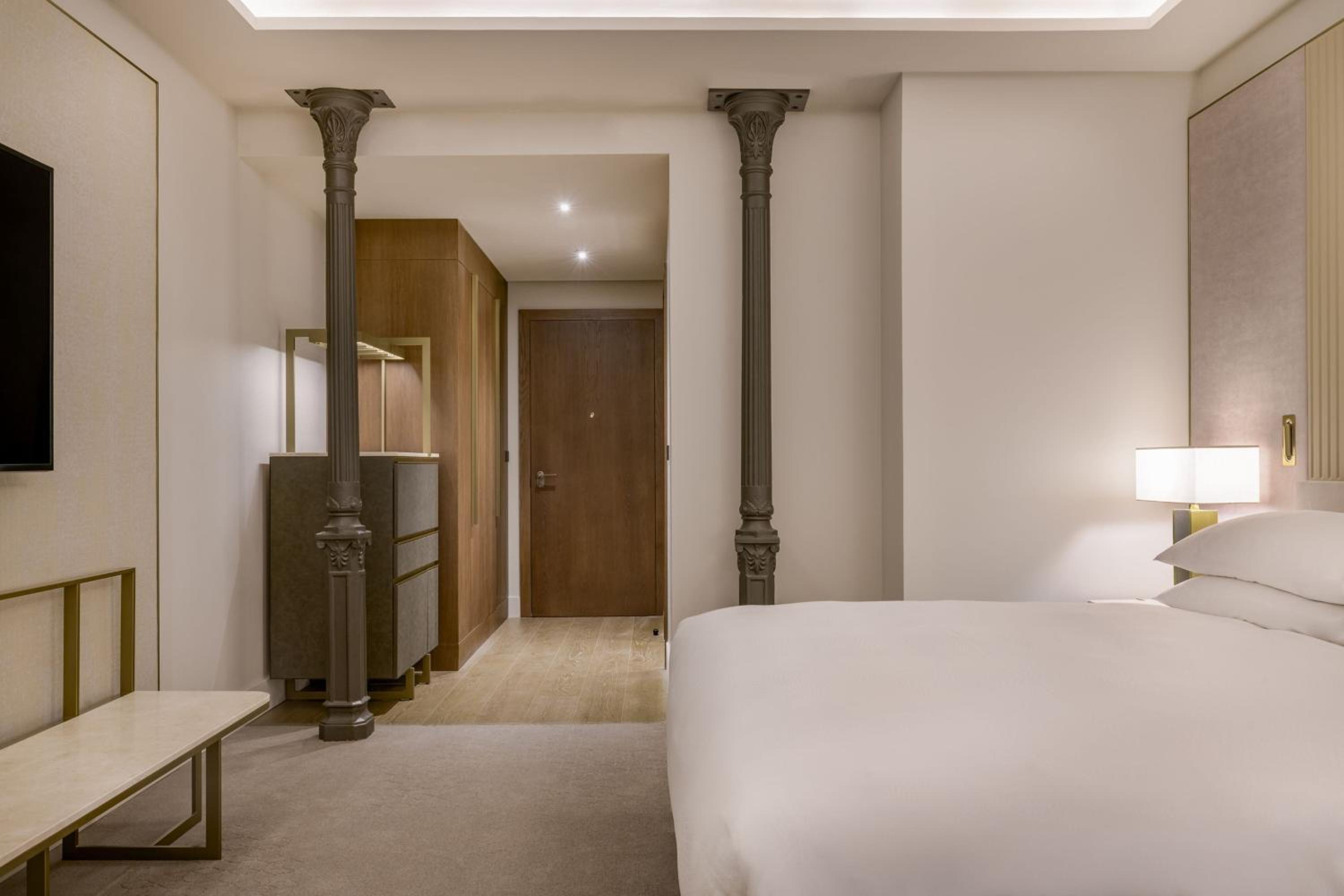 Deluxe King Room with City View and Balcony - Photo 9