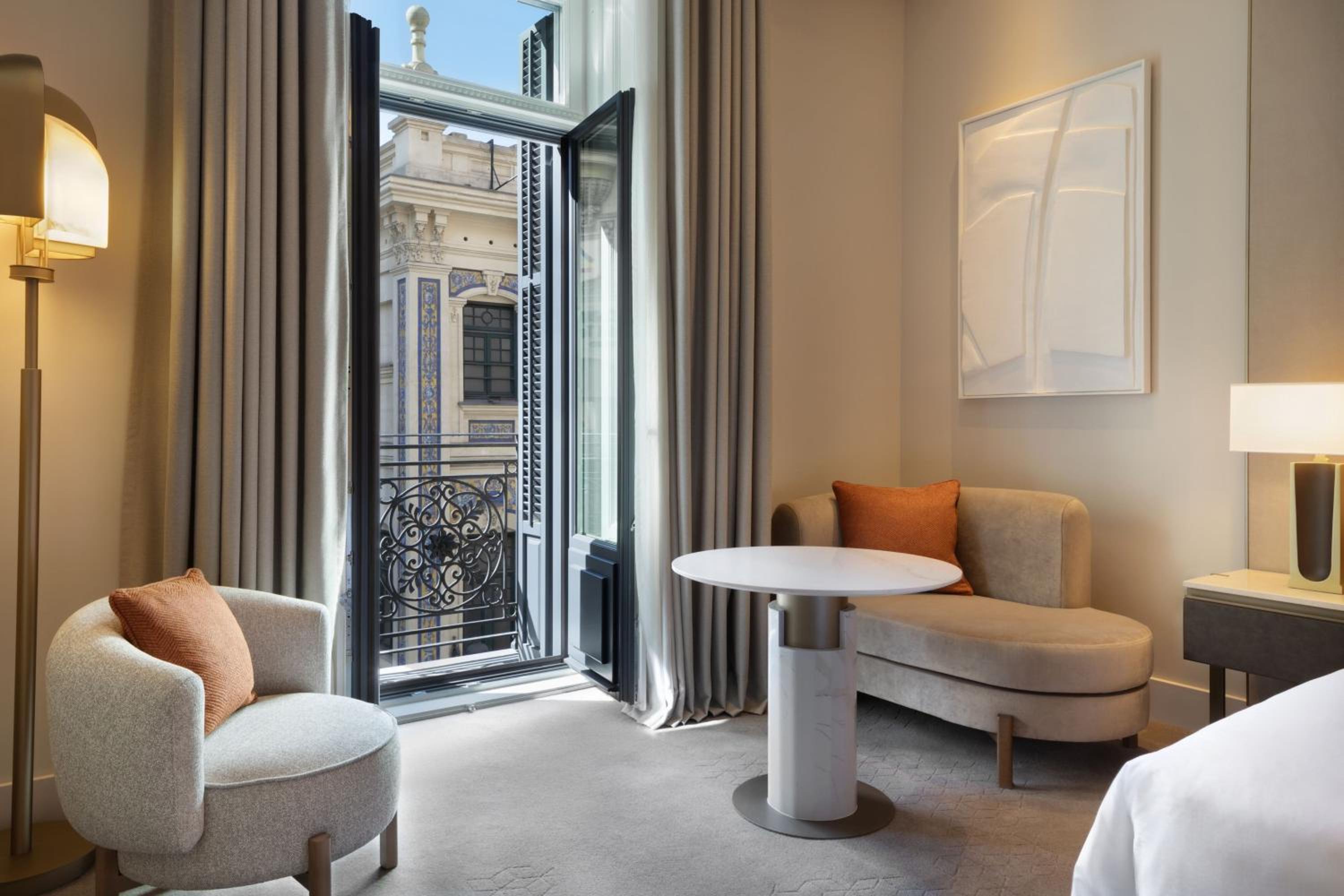 Deluxe King Room with City View and Balcony - Photo 10