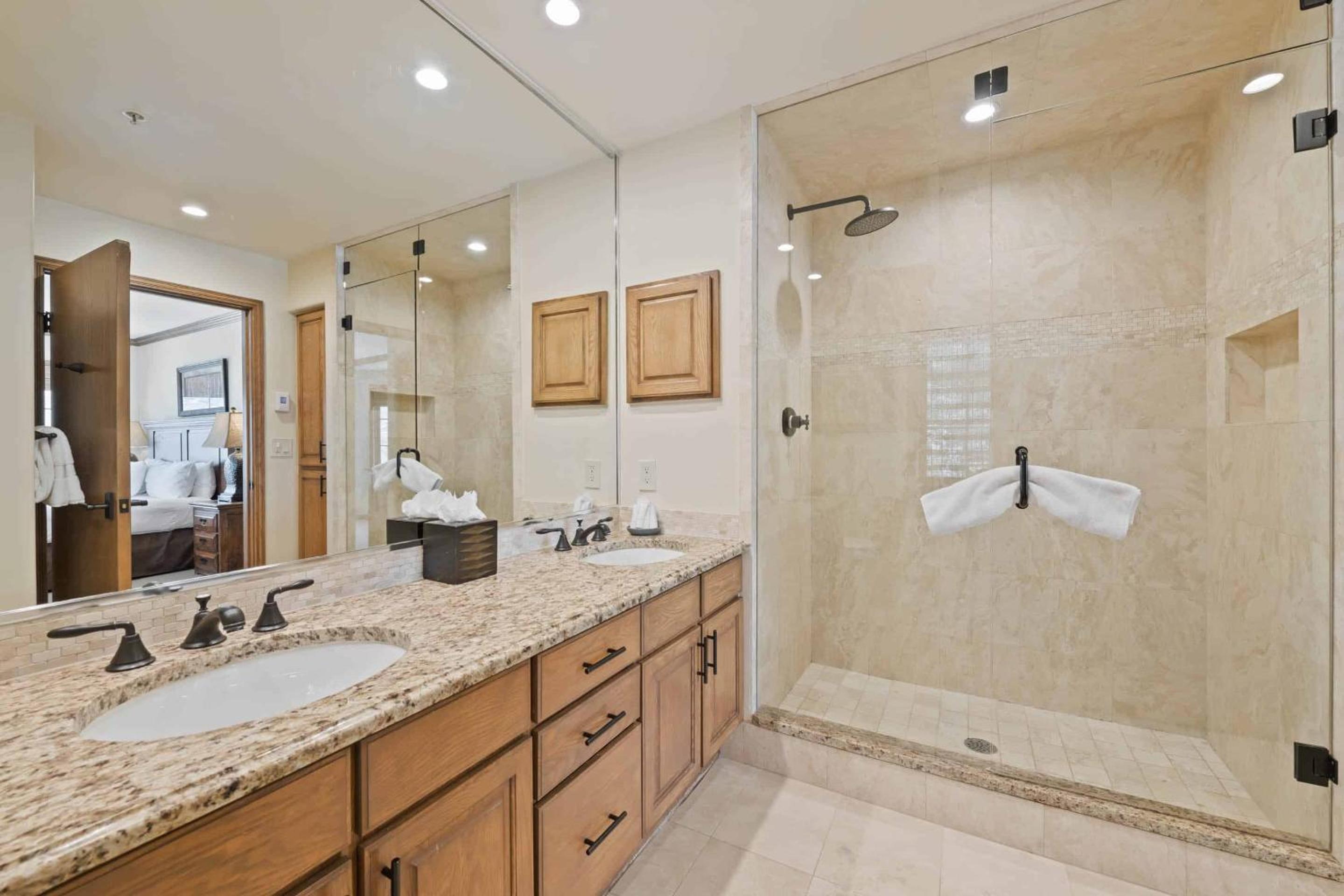 Two-Bedroom Apartment with Mountain View photo 2