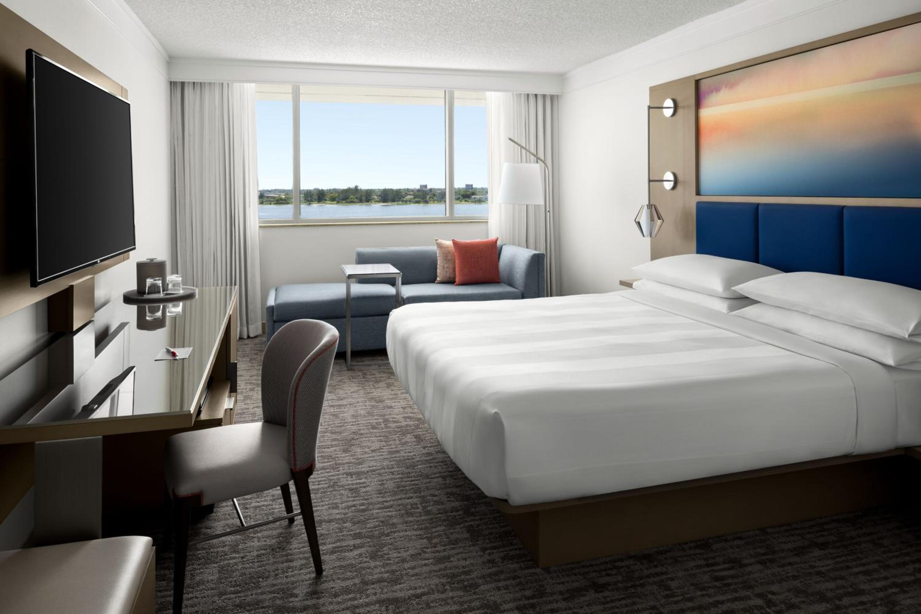 King Room with Roll-in Shower - Mobility and Hearing Accessible - Photo 3