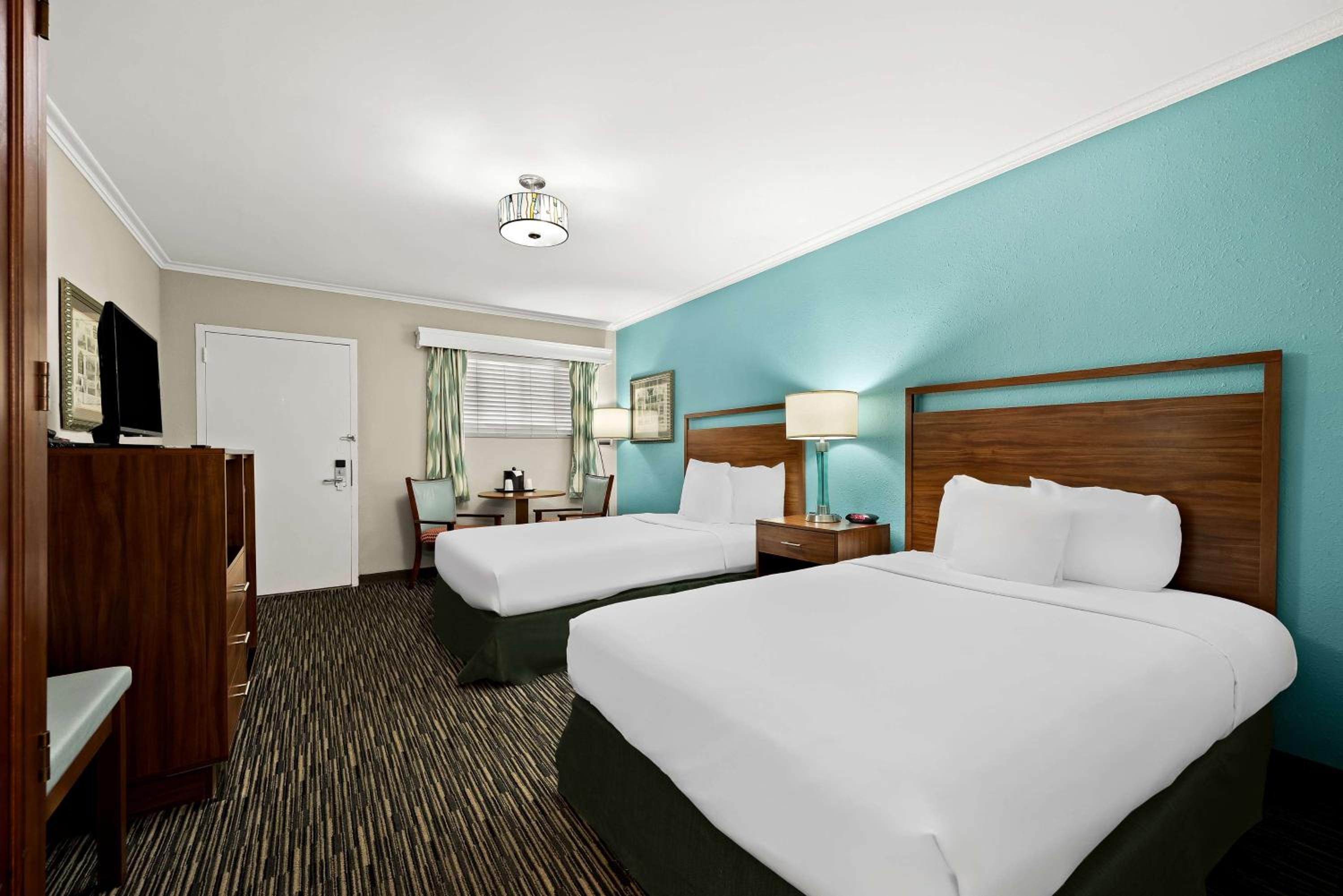 Double Room with Two Double Beds with Roll In Shower photo 3