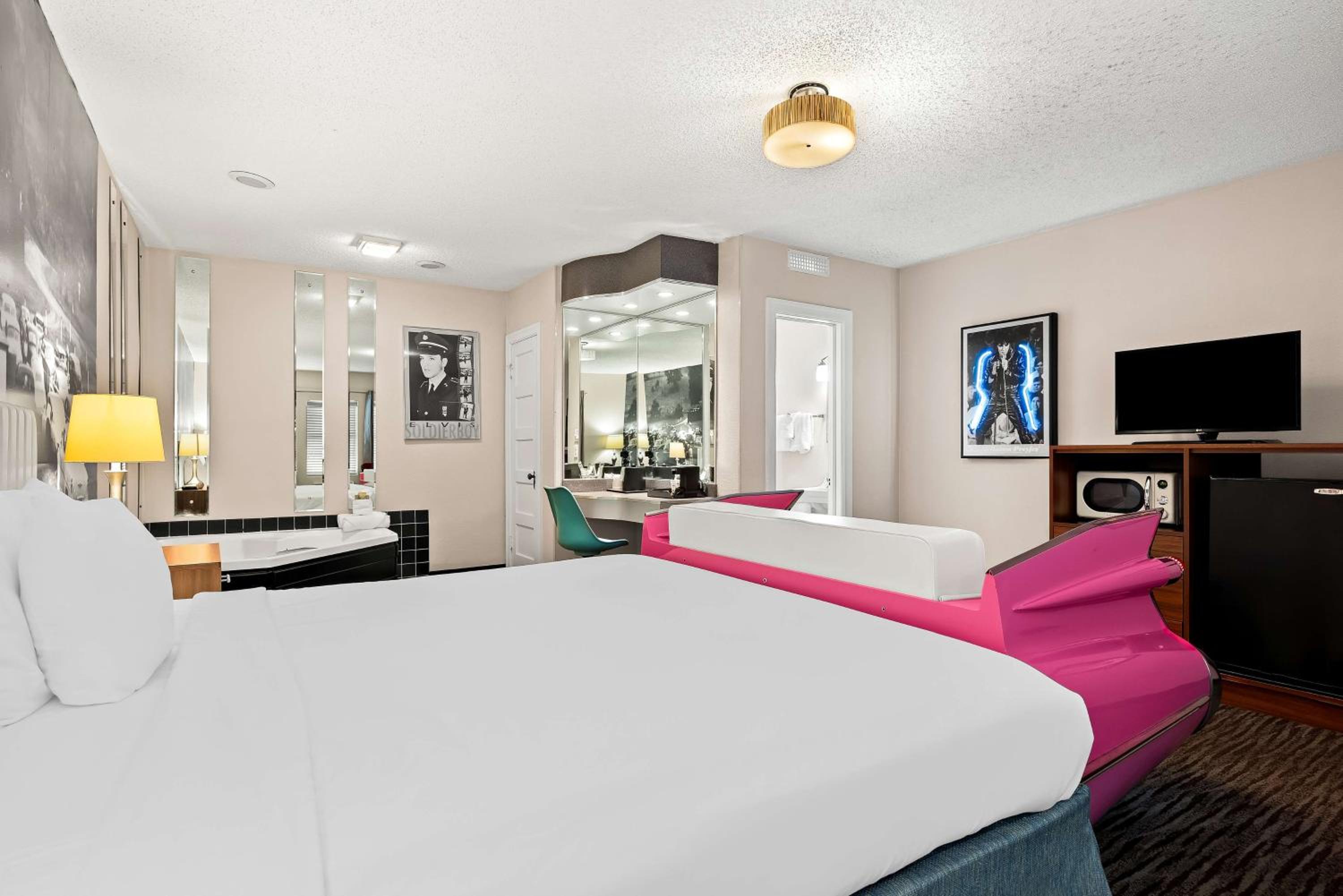 Bonnie and Clyde King Suite with Jetted Tub - Non-Smoking photo 1