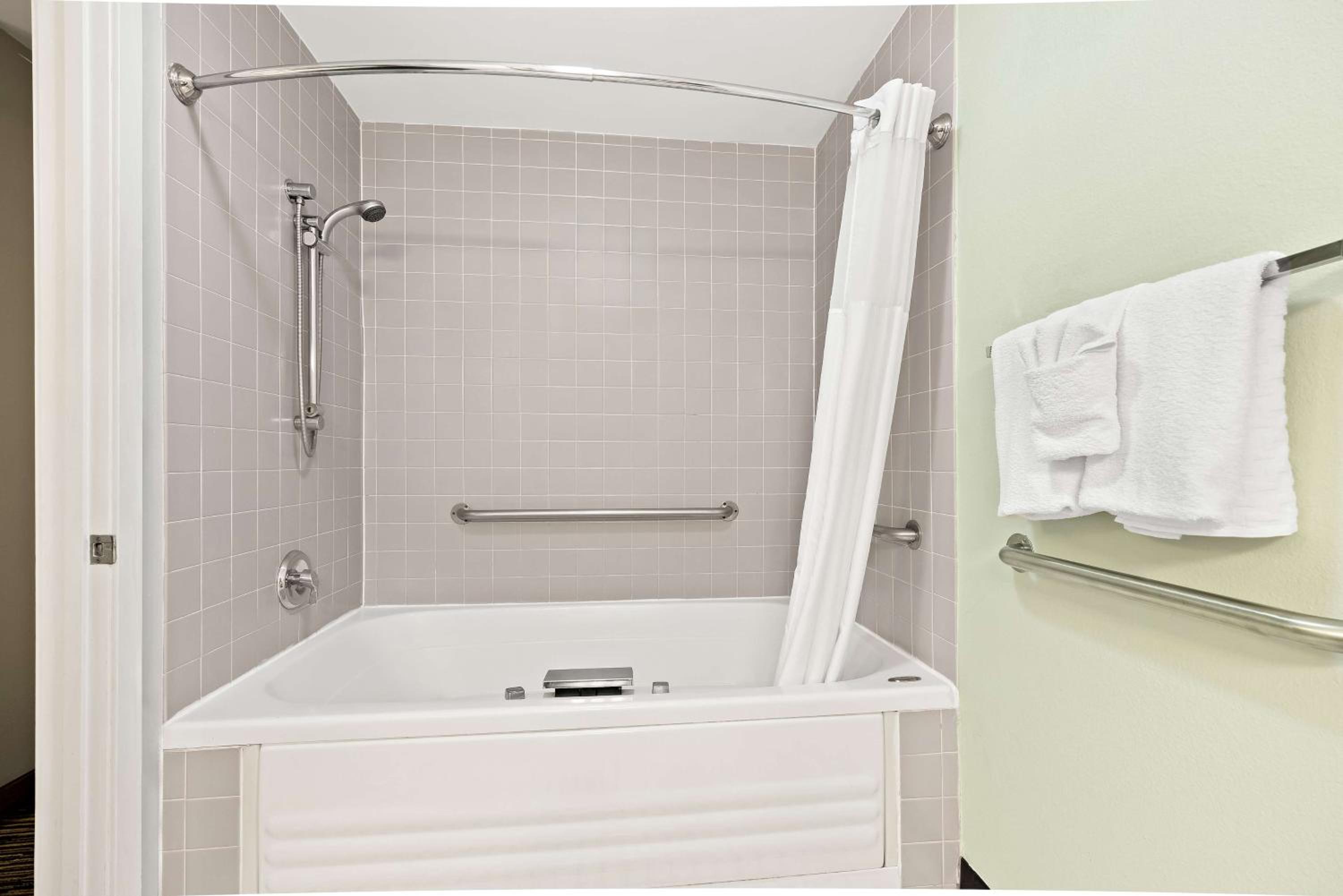 King Room with Spa Bath - Non-Smoking photo 2