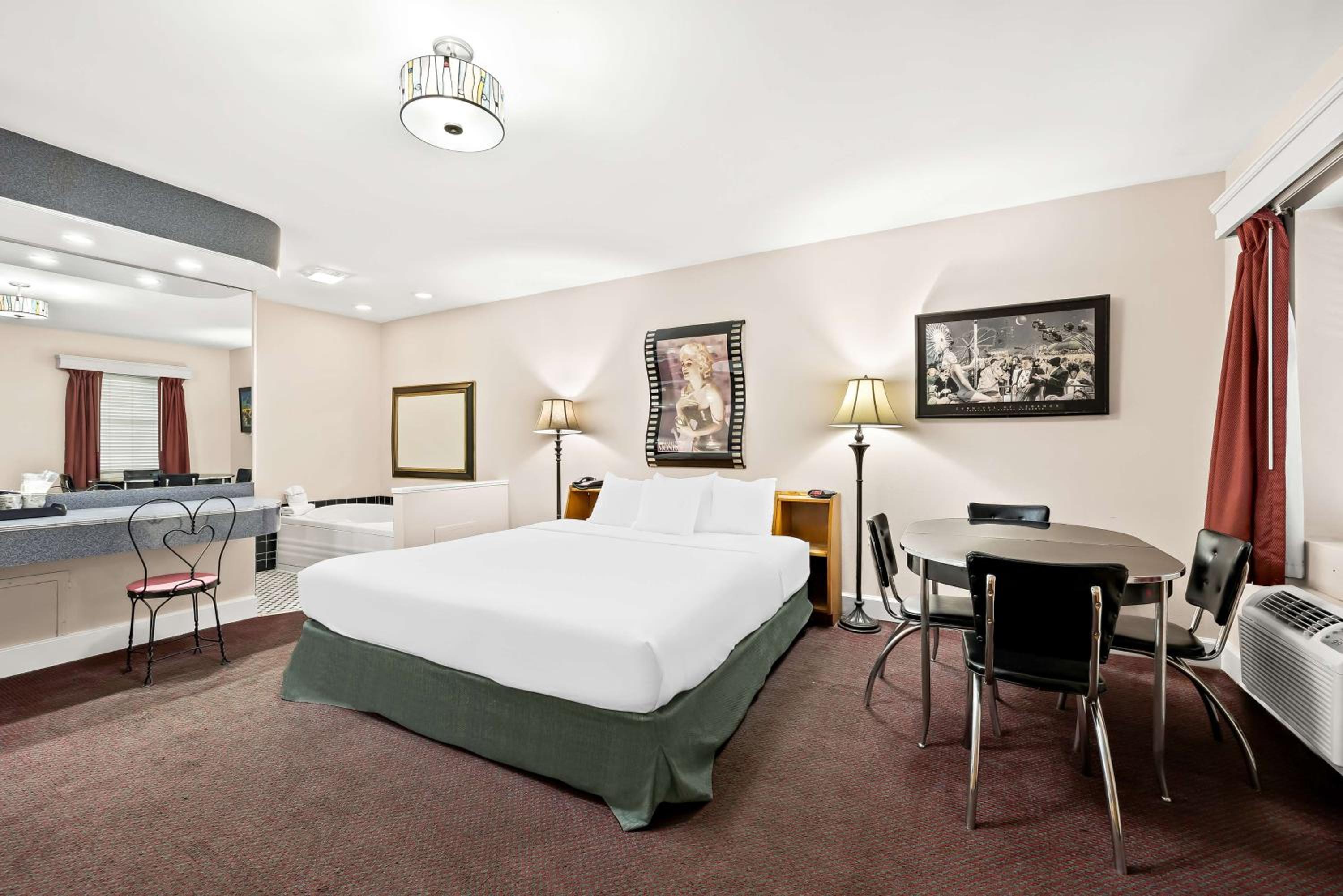 King Suite with Hot Tub - Non-Smoking